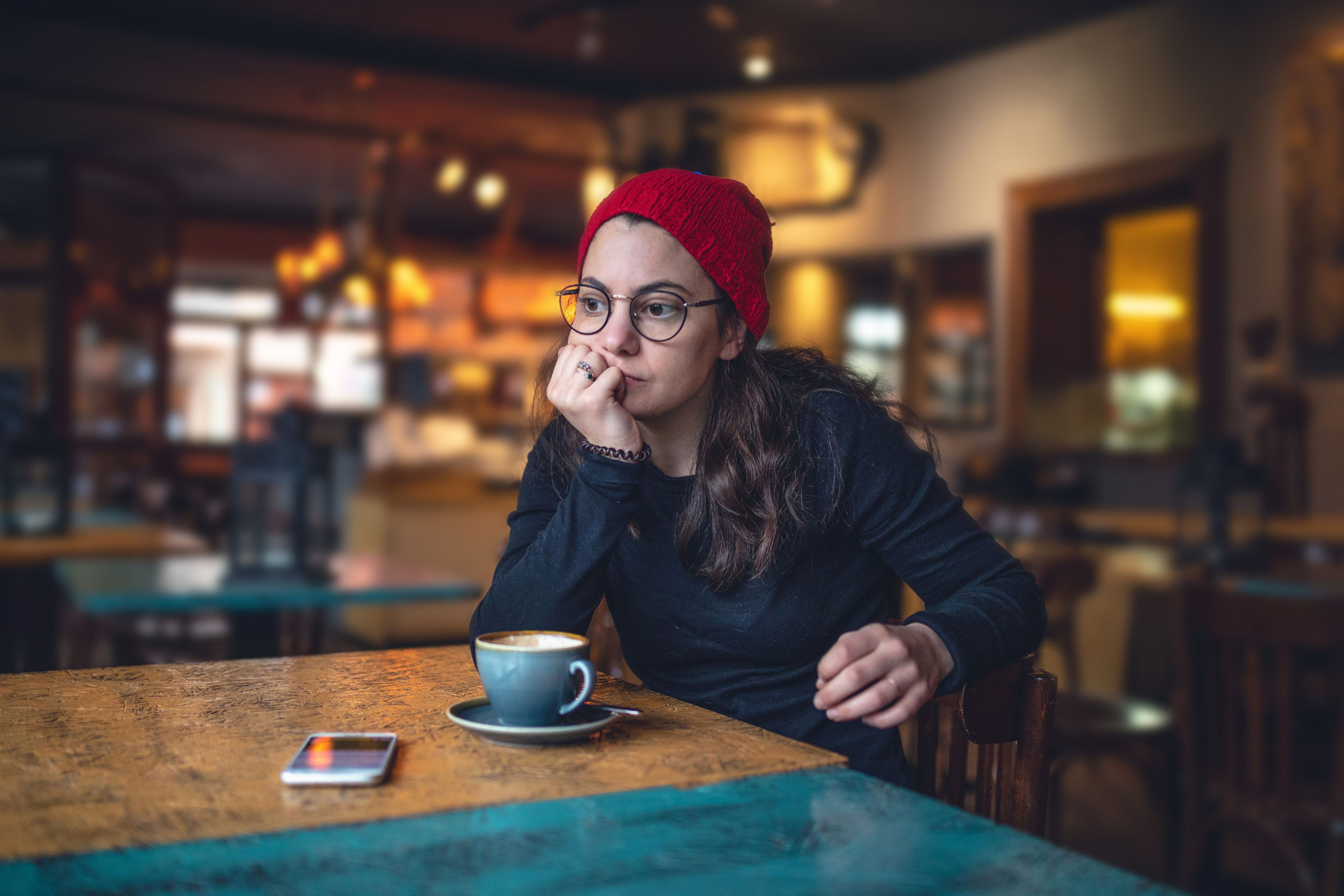 Mujer con un café pensatriva