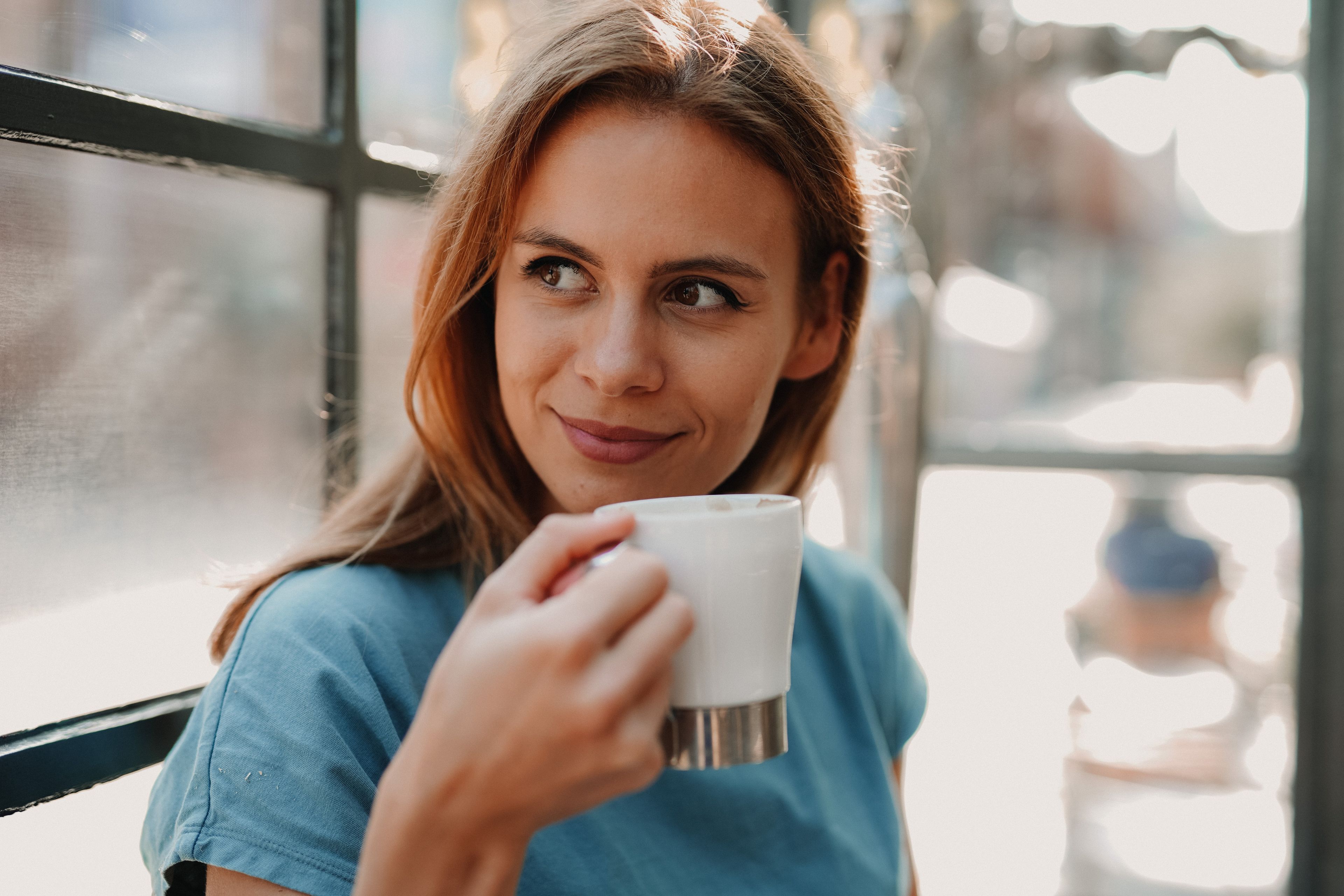 mujer tomando café, infusiones