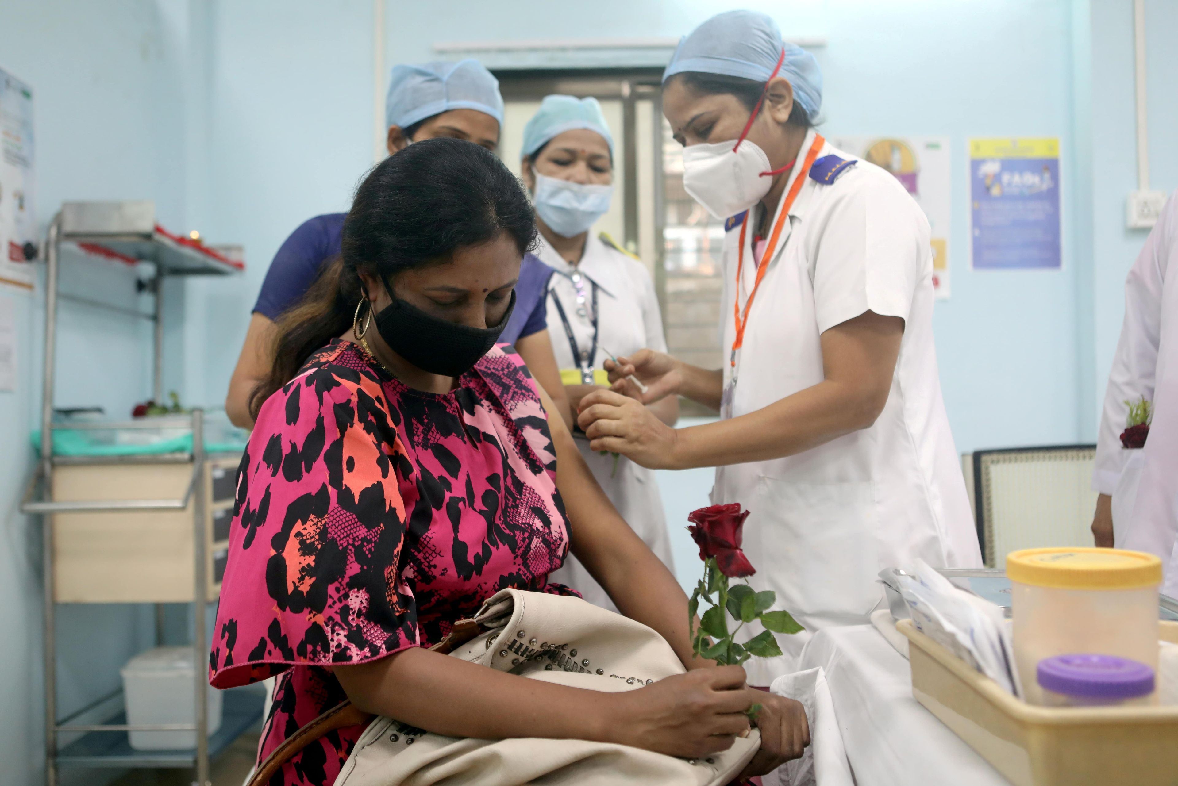 Una mujer se vacuna en la India