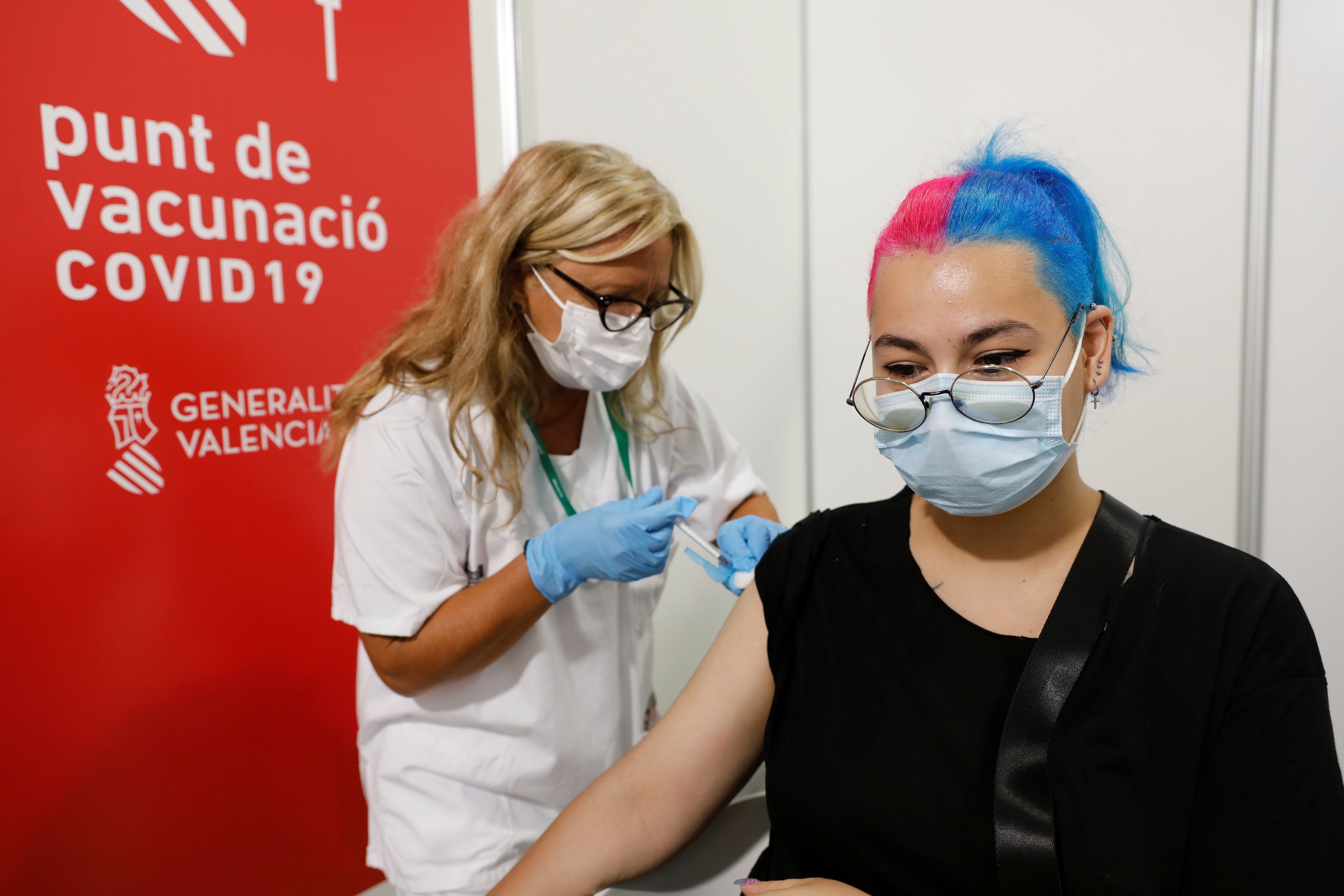 Una mujer en Valencia recibe una vacuna contra el COVID-19.