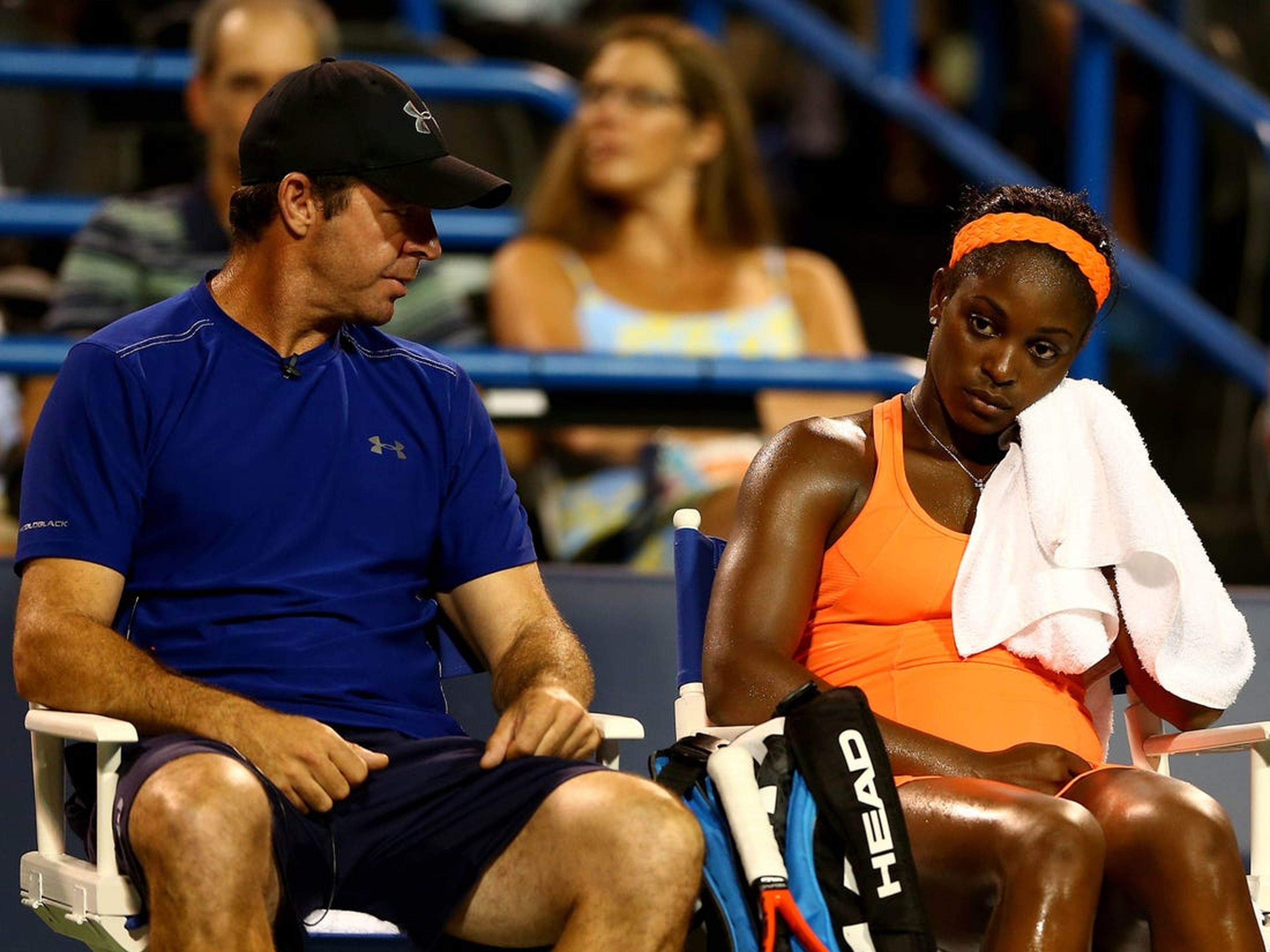 El entrenador Nainkin habla con la tenista Sloane Stephens después de perder un set en 2013.