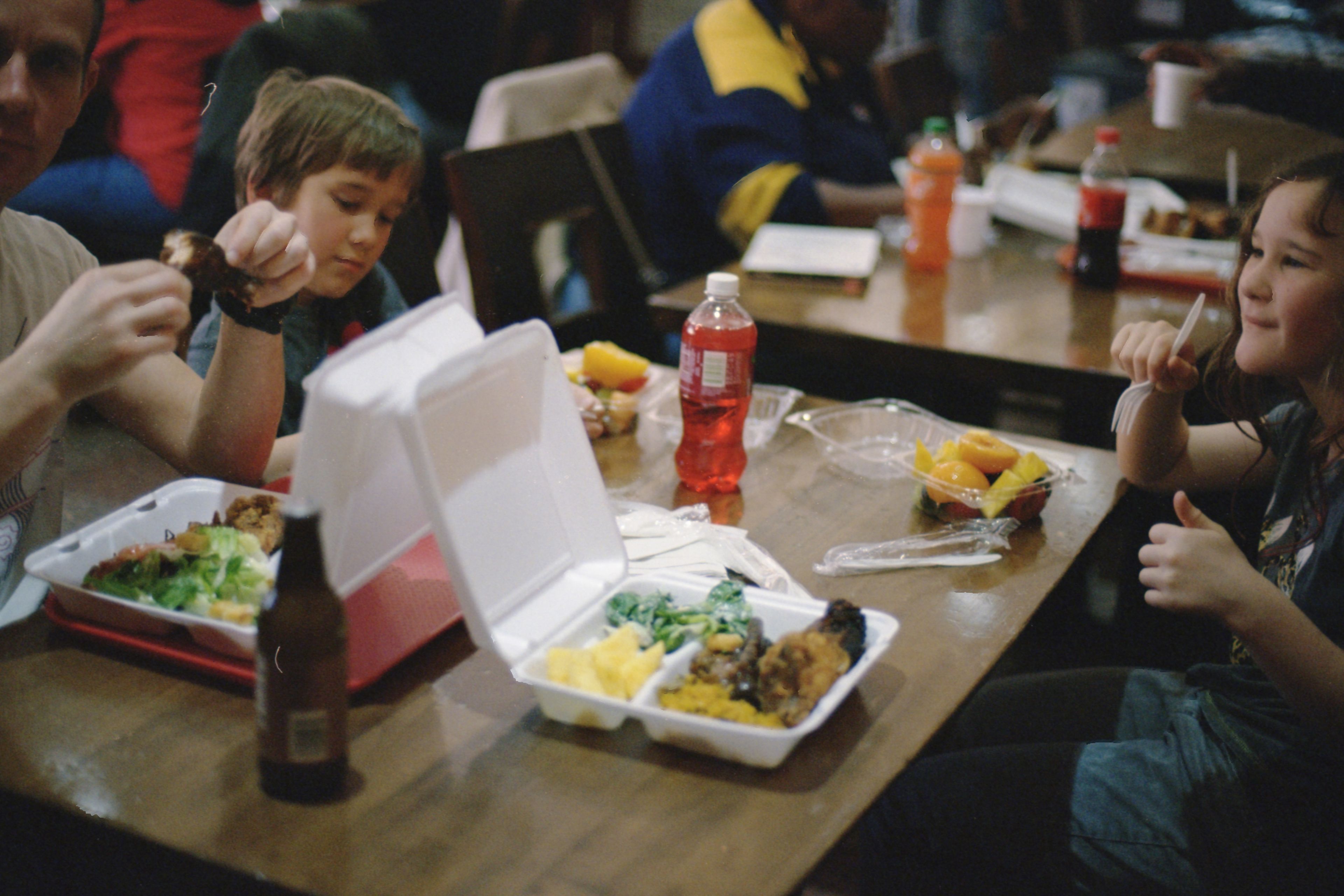 niños comiendo restaurante