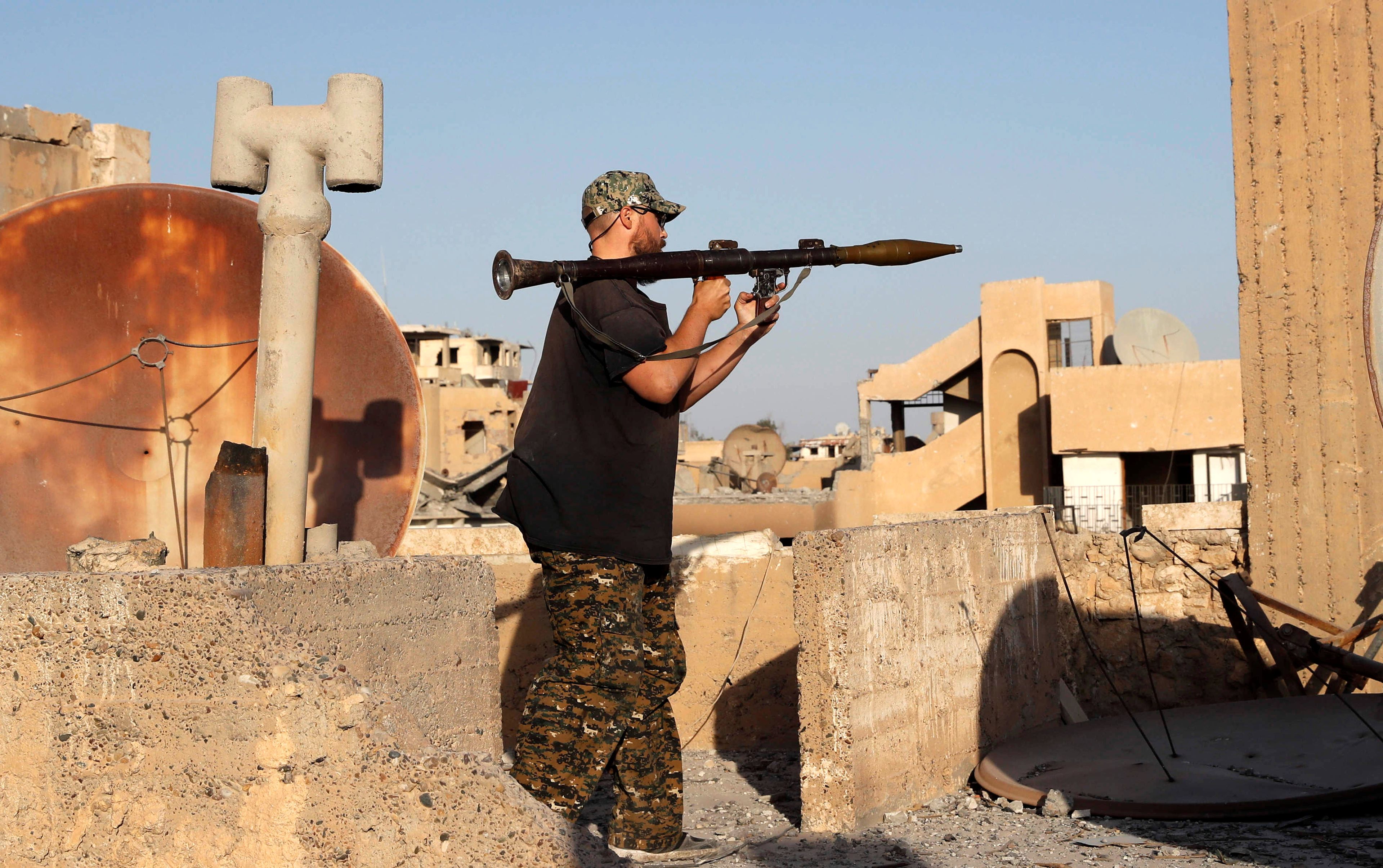 Un combatiente estadounidense se prepara para disparar un RPG durante una batalla en Siria.