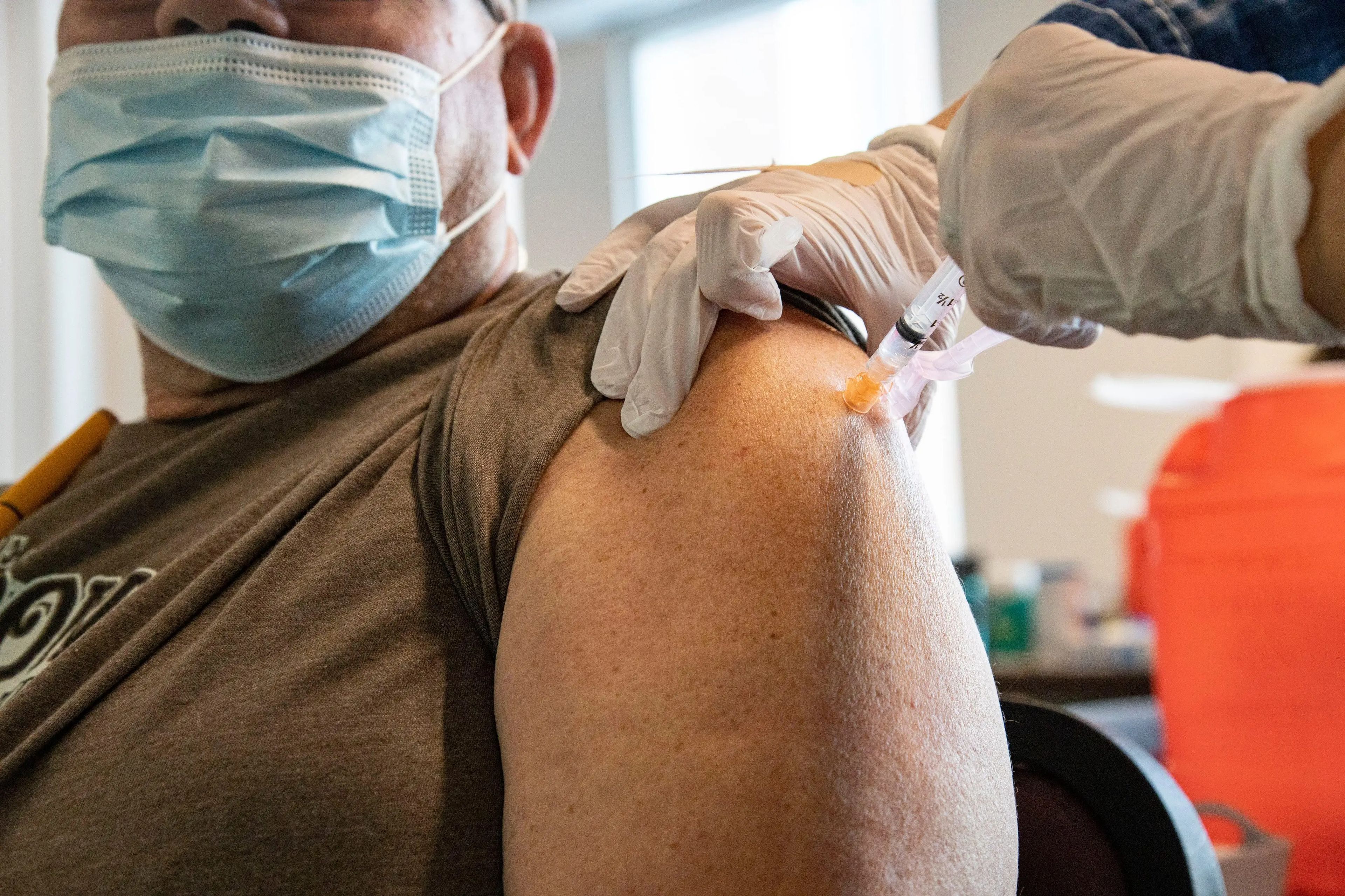 Un hombre recibe una dosis de la vacuna contra el COVID-19.