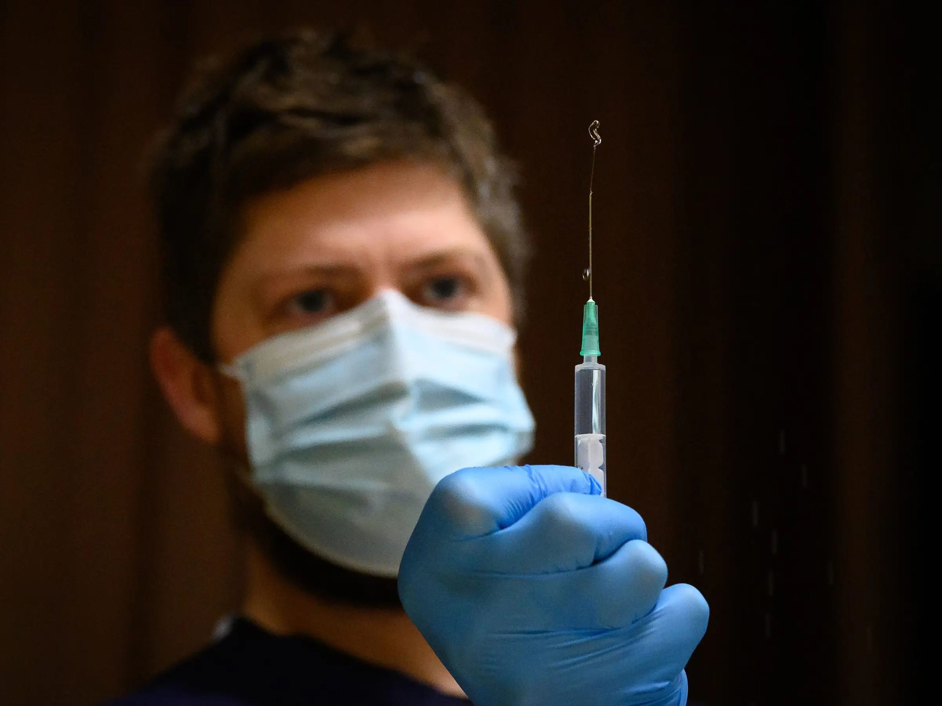 Un sanitario prepara una dosis de la vacuna.
