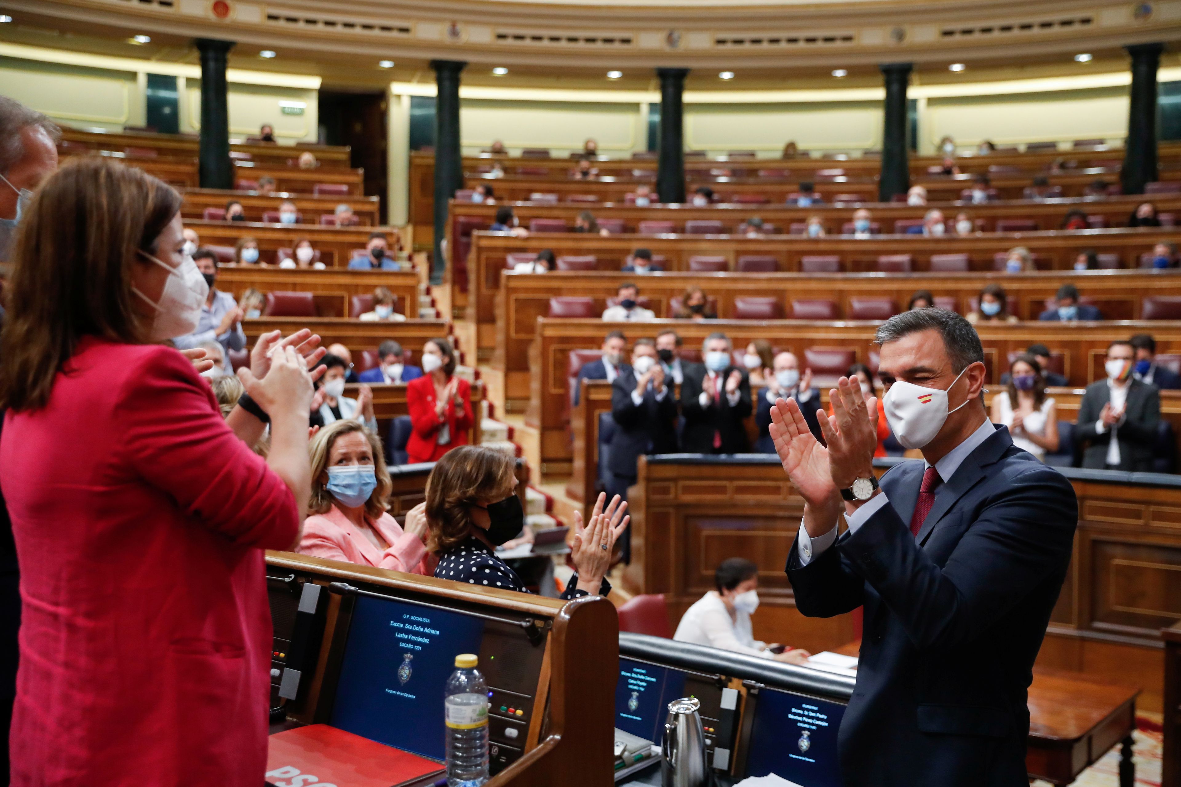Pedro Sánchez aplaudiendo en una sesión del parlamento