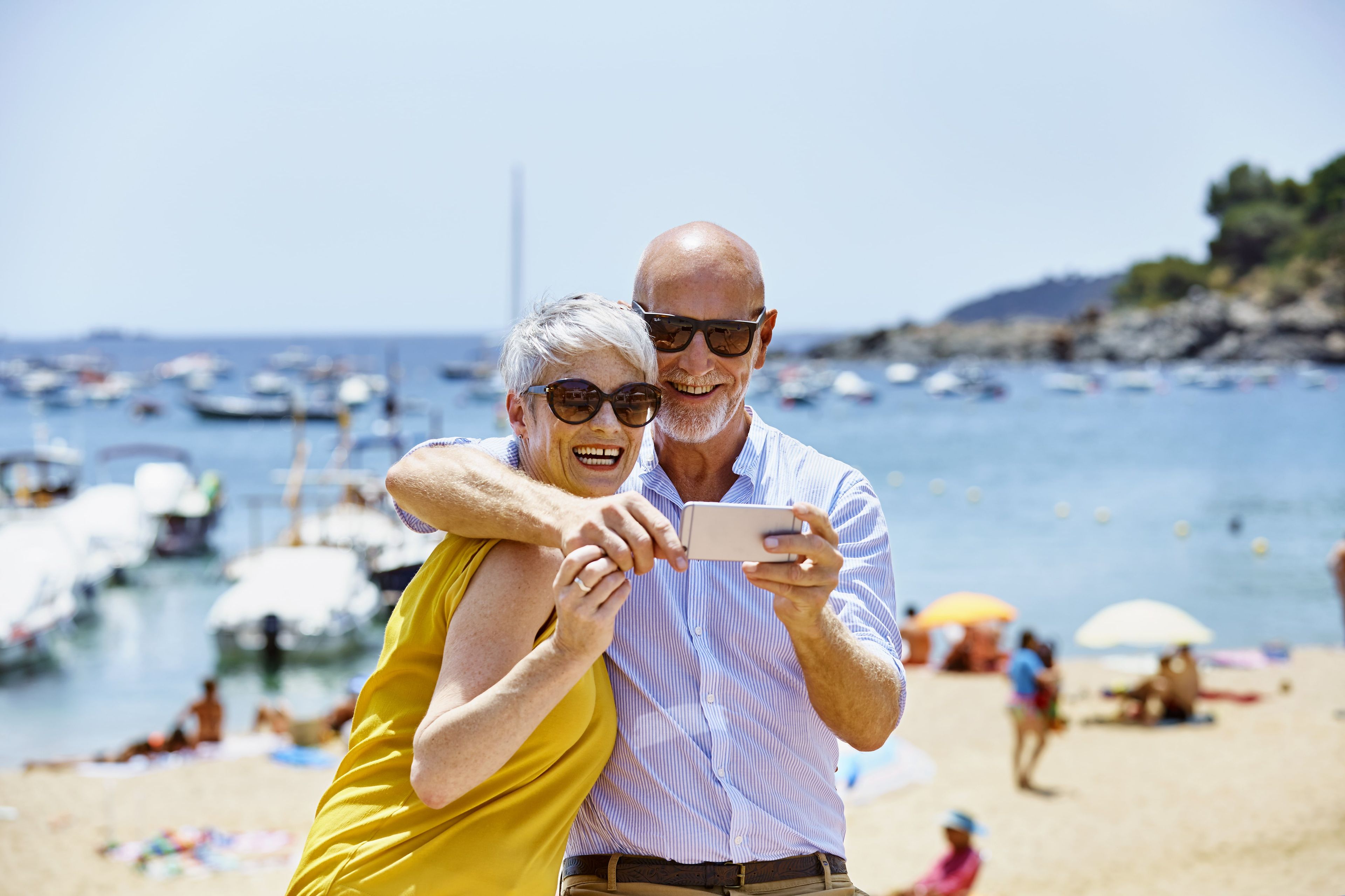 Pensionistas haciéndose una foto en la playa