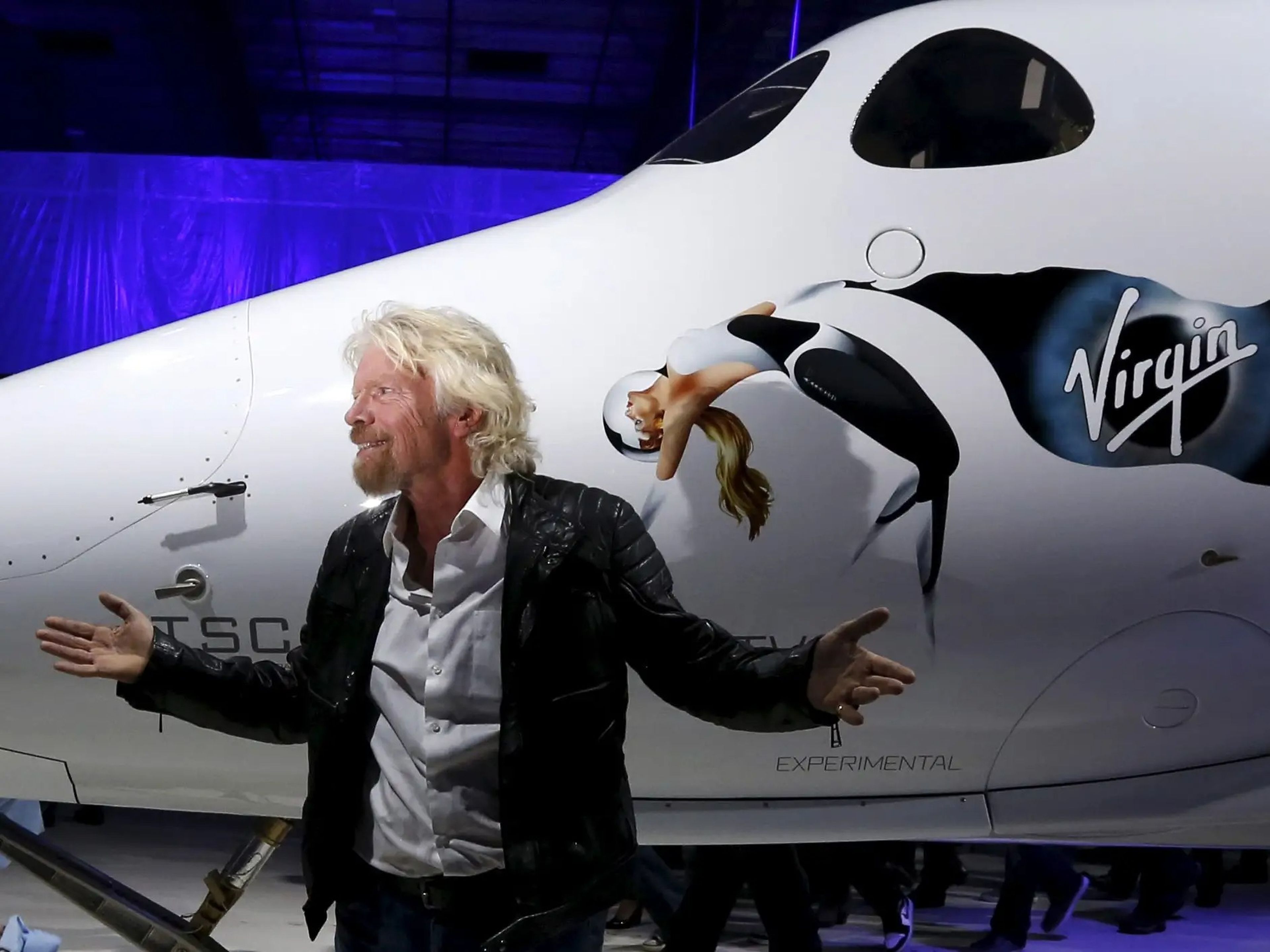 Branson con la nave SpaceShipTwo de Virgin, en febrero de 2016.
