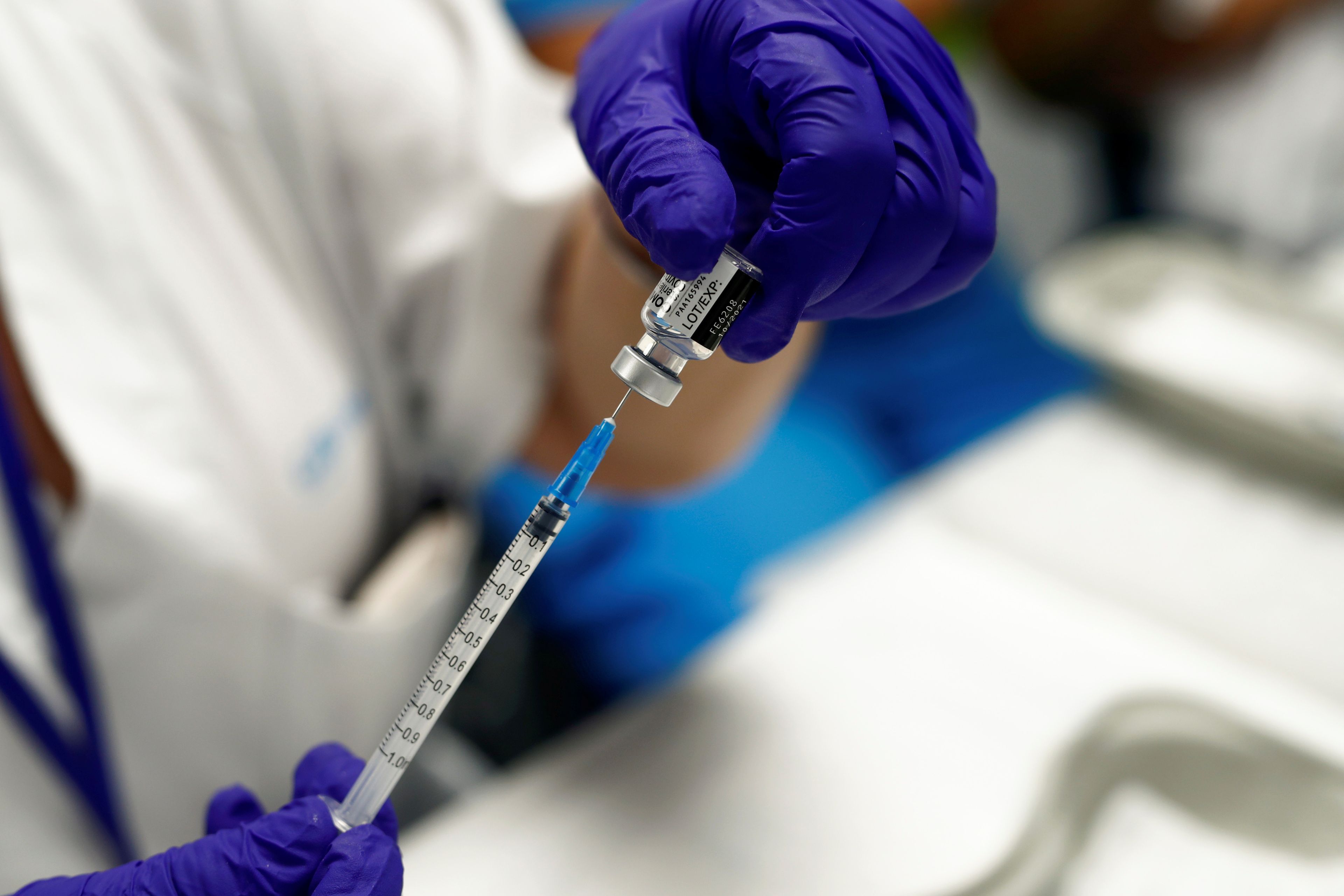 Un sanitario prepara una vacuna del coronavirus