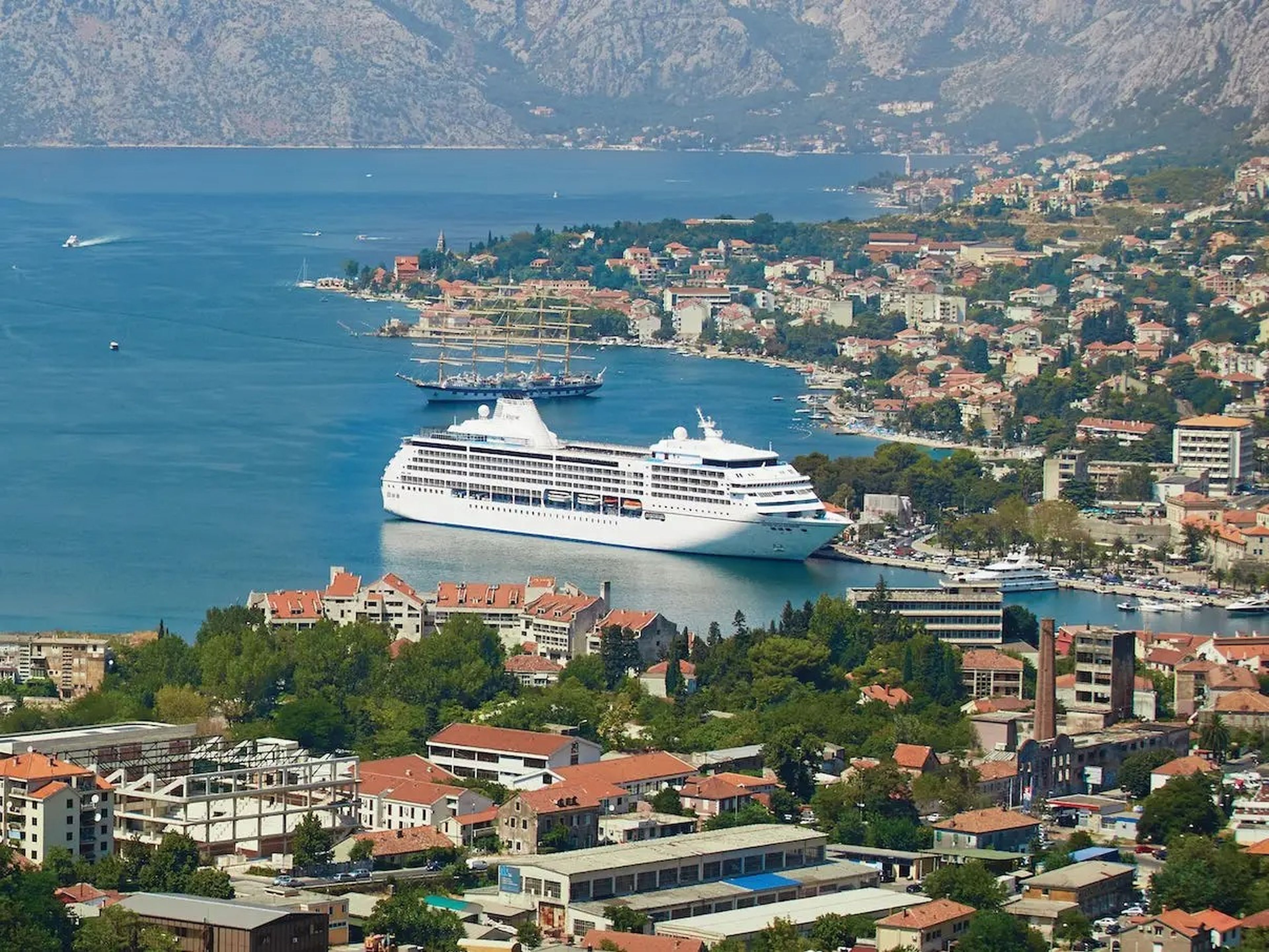 El Seven Seas Mariner en Kotor, Montenegro.