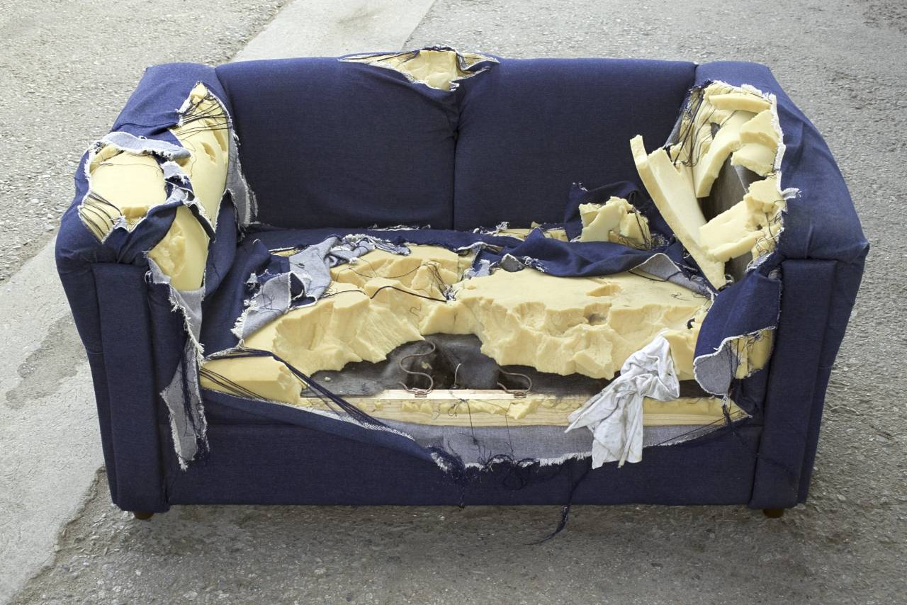 Сломанный диван