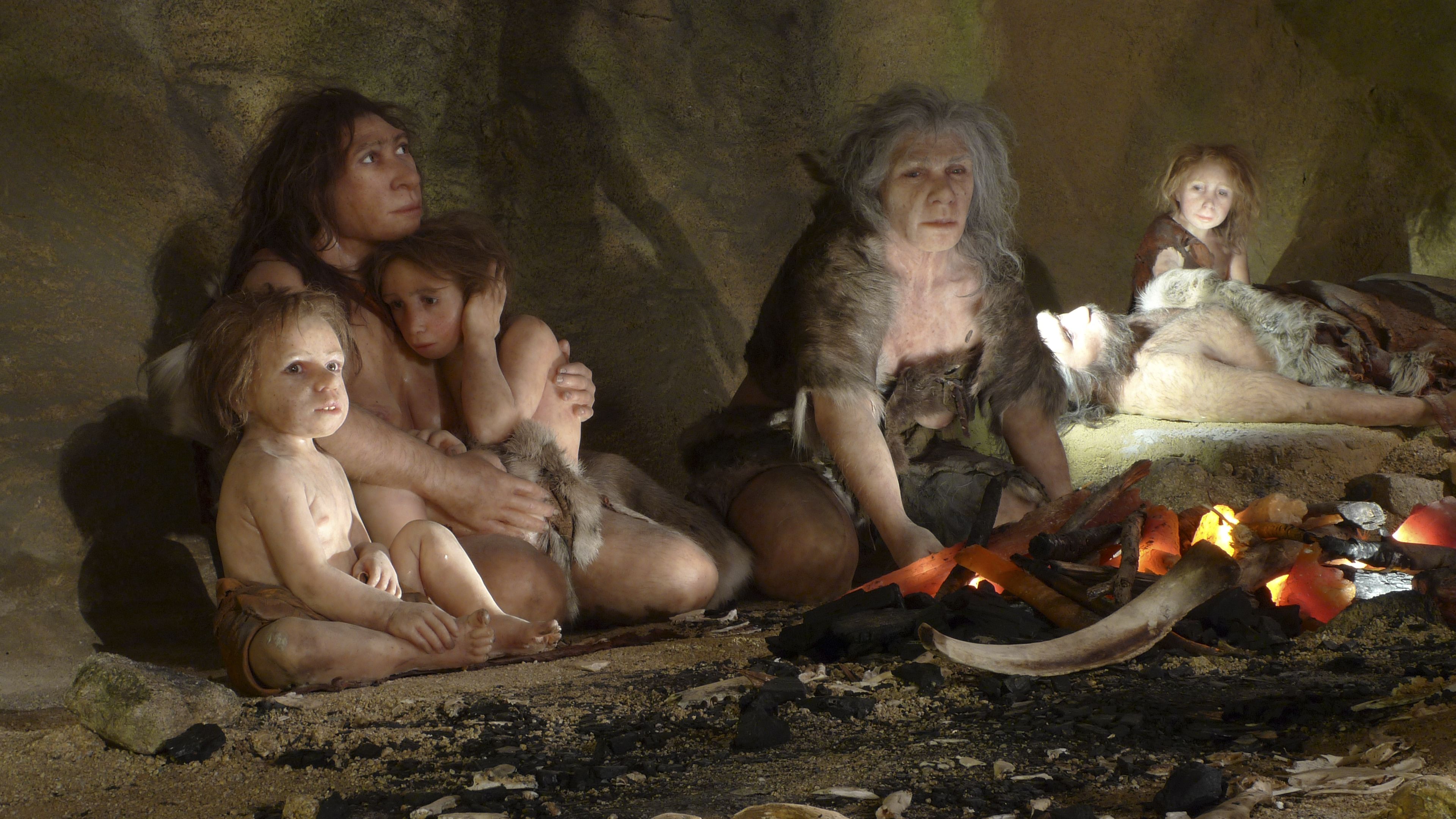 Una exposición muestra la vida de una familia neandertal en una cueva del nuevo Museo del Neandertal en Krapina, Croacia, 2010.