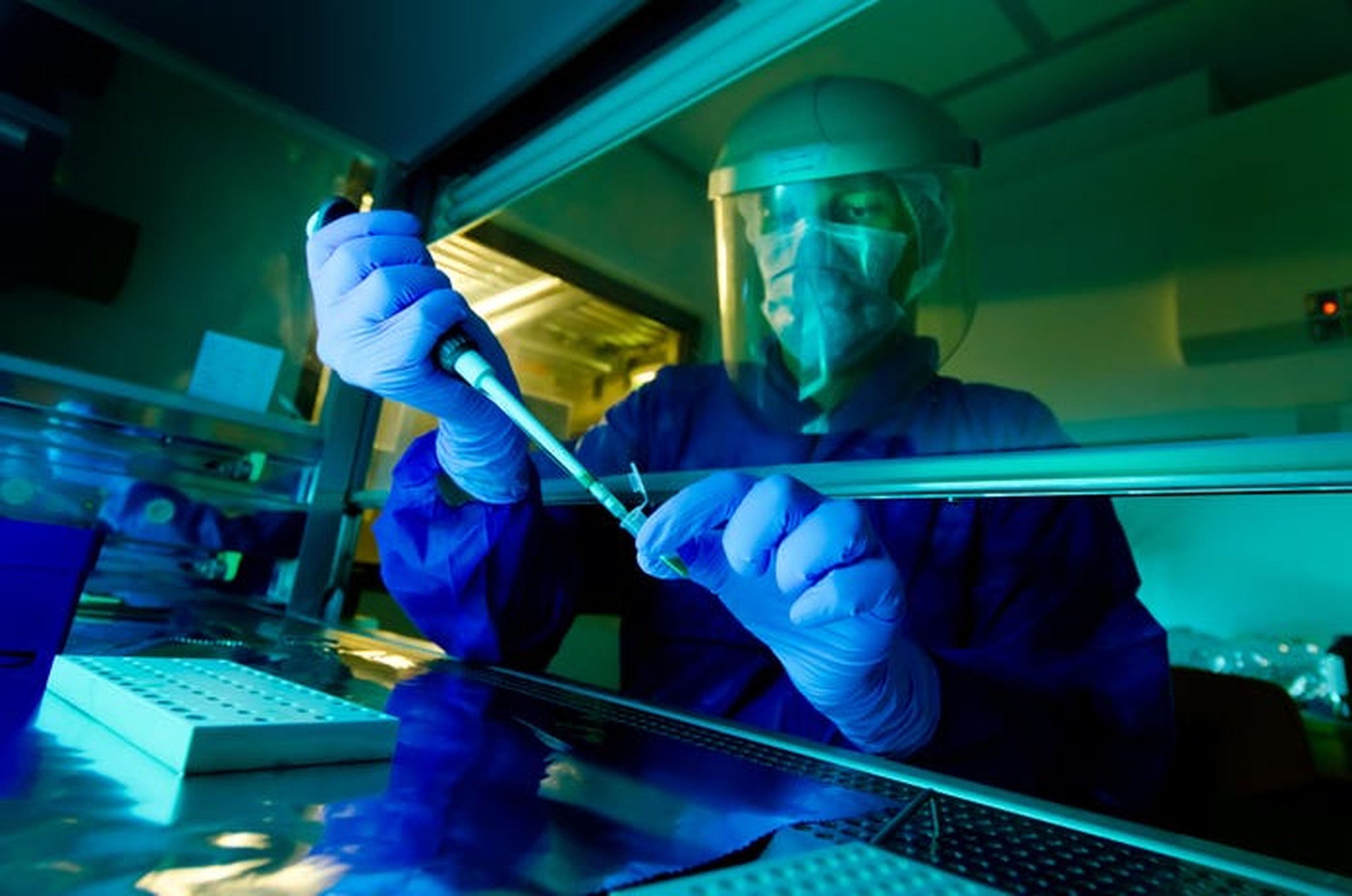 Un científico trabaja en un laboratorio del Instituto Max Planck de Antropología Evolutiva analizando ADN antiguo.