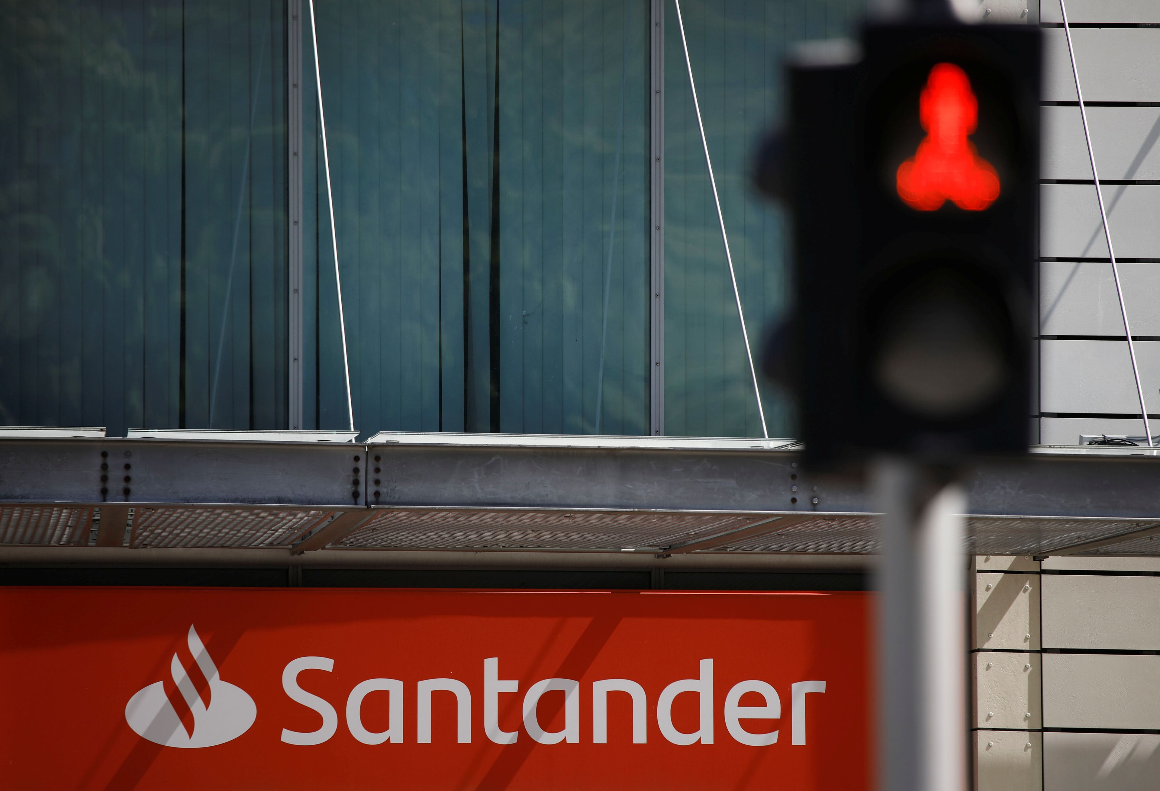 El Supremo condena al Banco Santander a devolver más de 900.000 euros a un electricista por falta de transparencia