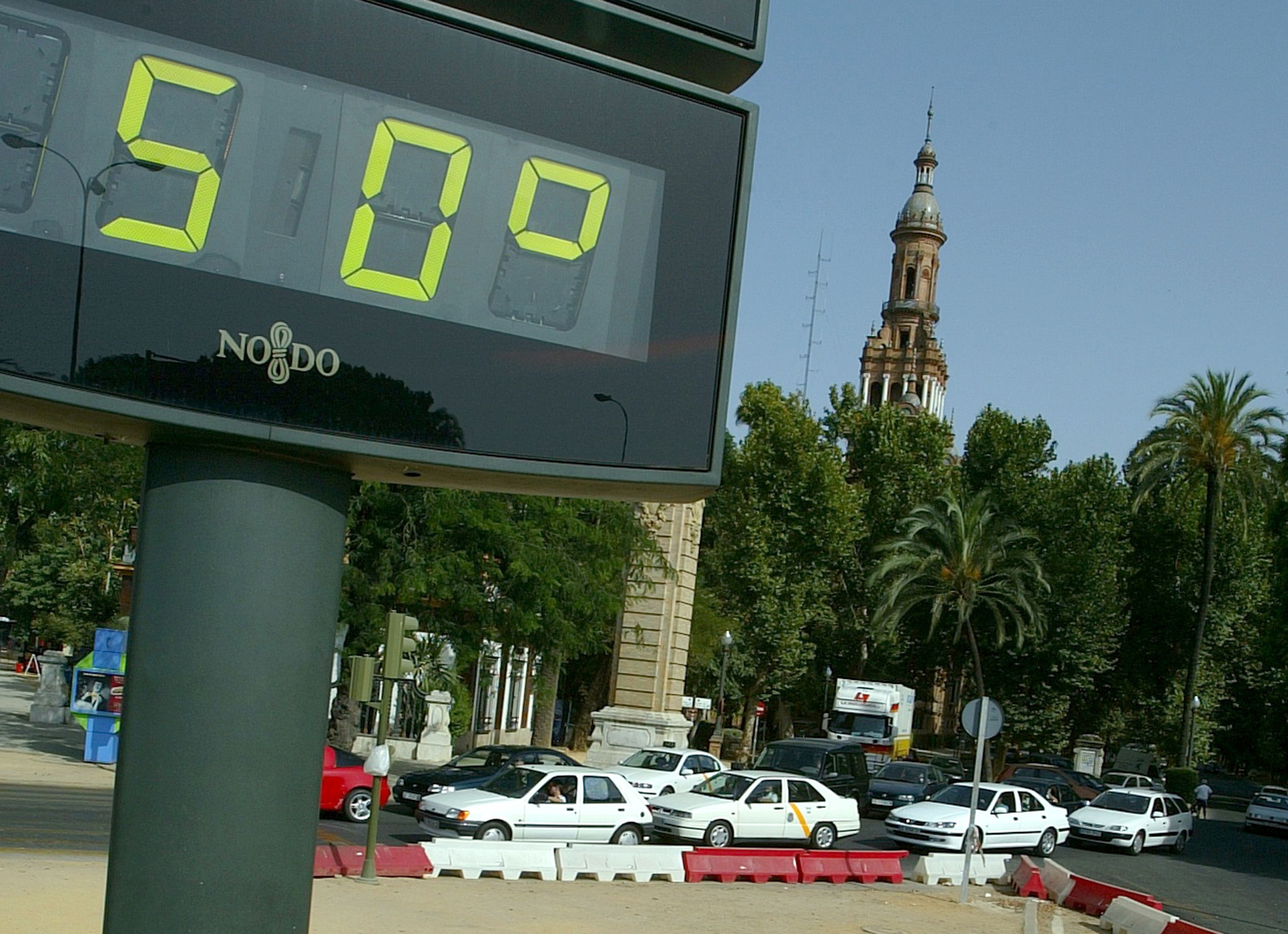 Termómetro en el centro de Sevilla en junio de 2004.
