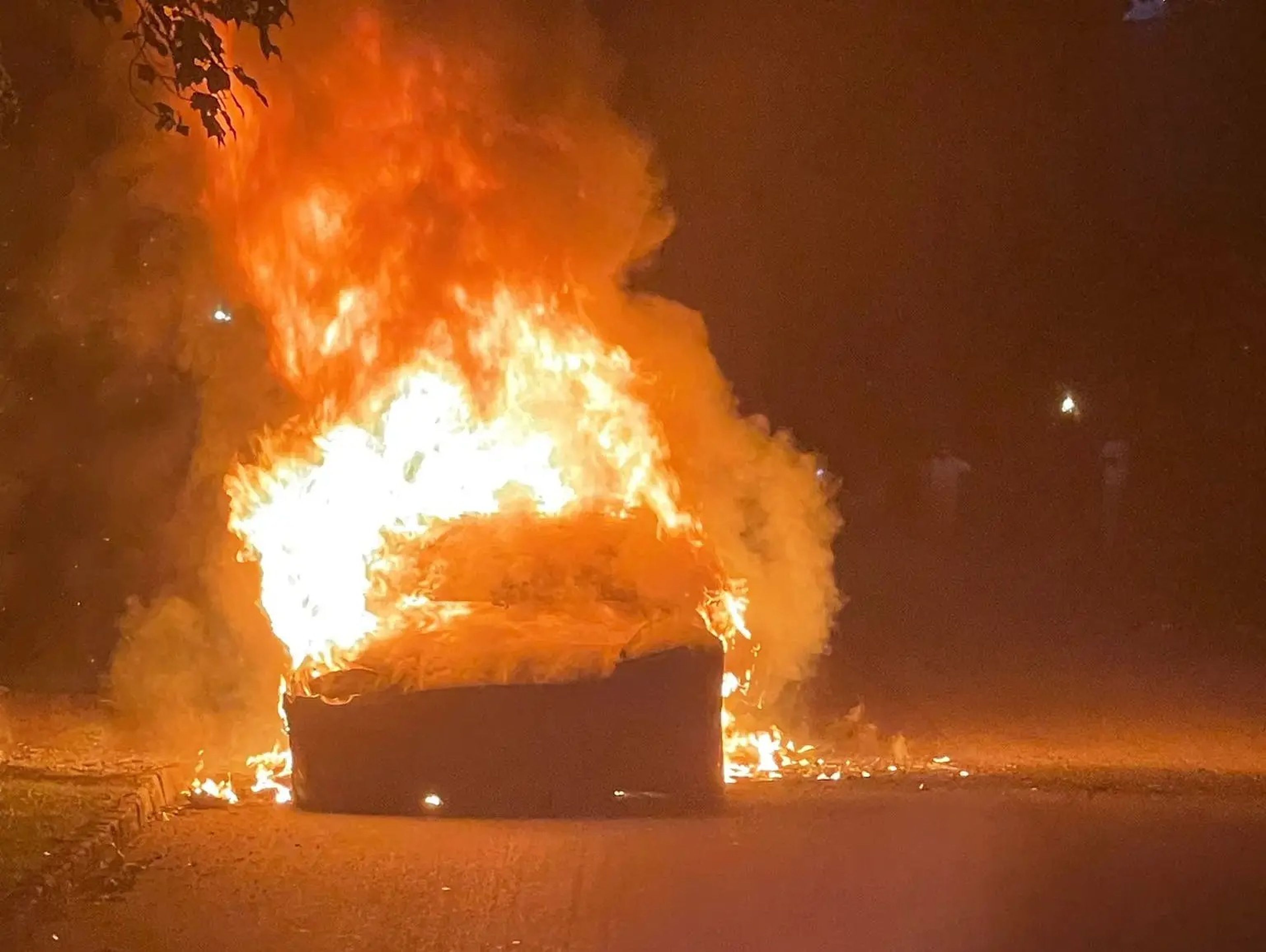 El Tesla Model S se desplazó unos 20 metros sin nadie en su interior hasta que fue totalmente devorado por las llamas, según el abogado del dueño.