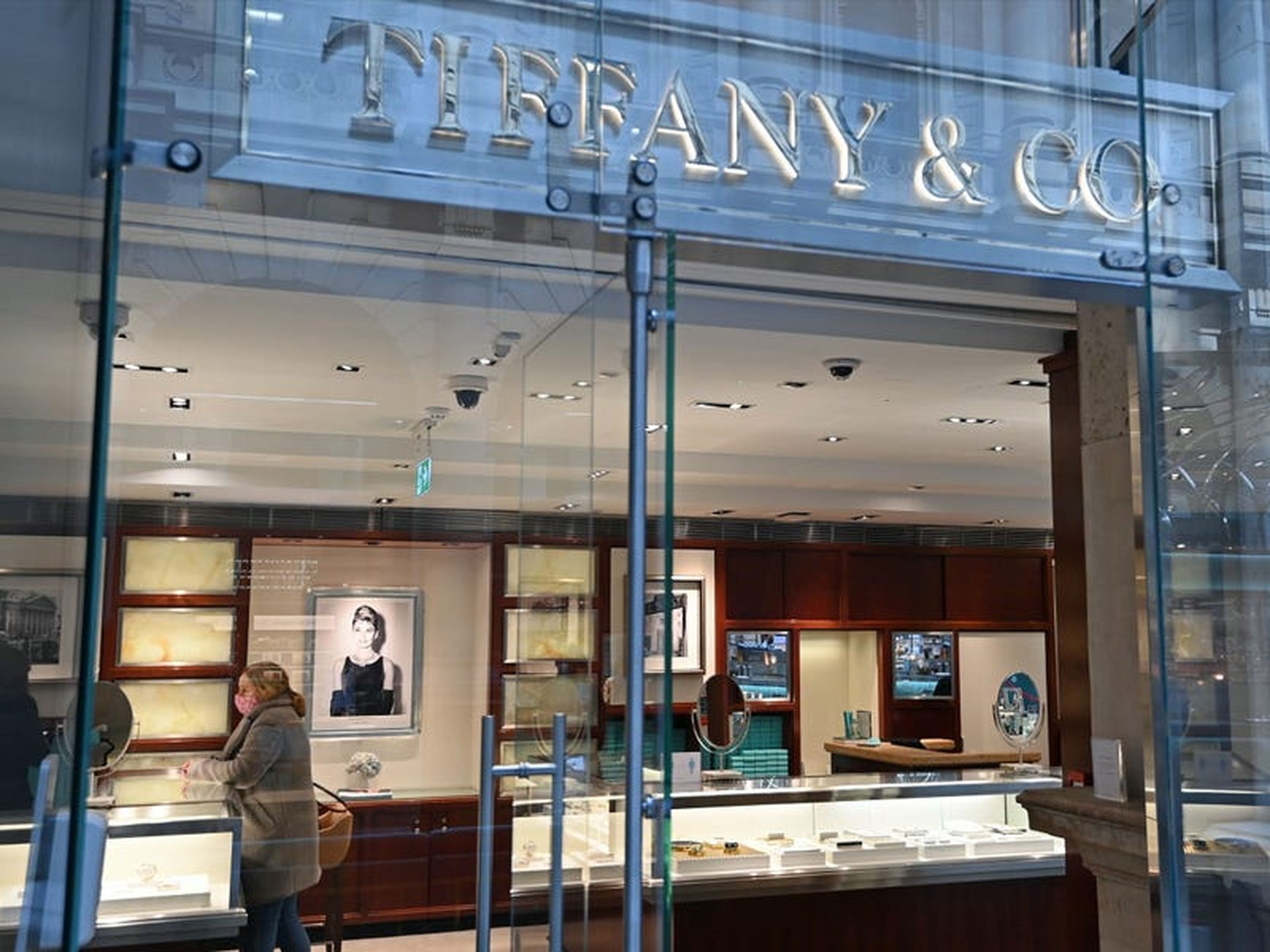 Una tienda Tiffany & Co. en Londres en abril de 2021.