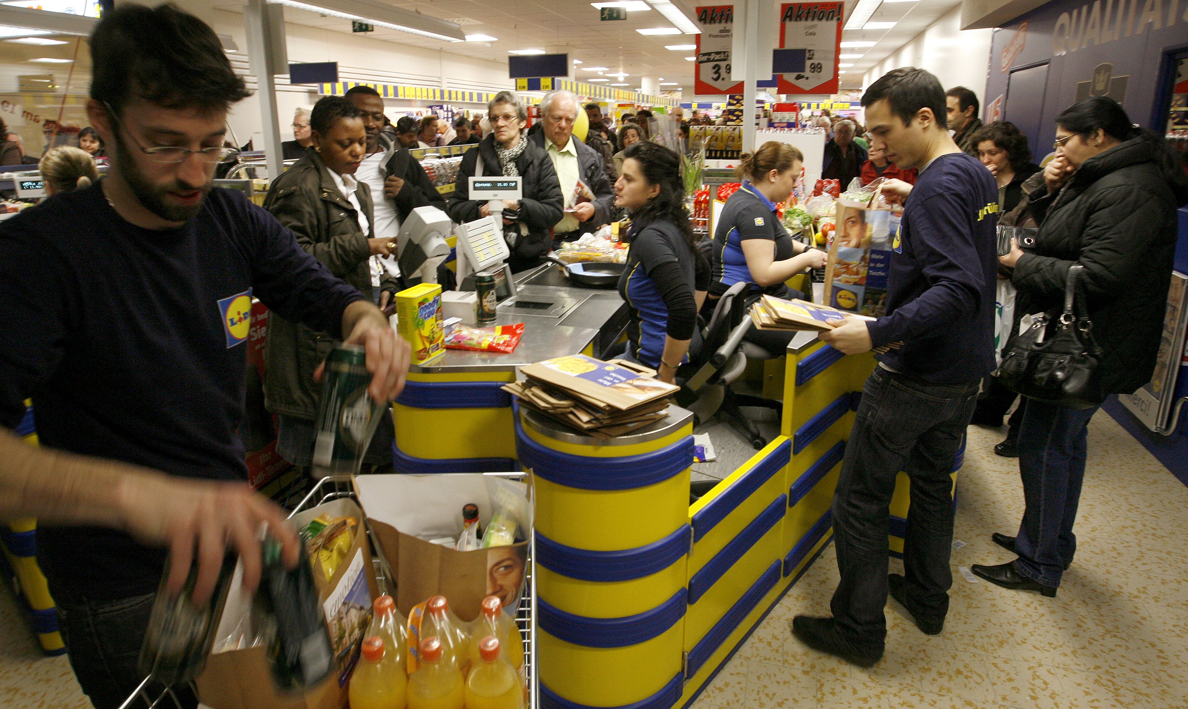 Trabajadores de Lidl en el supermercado