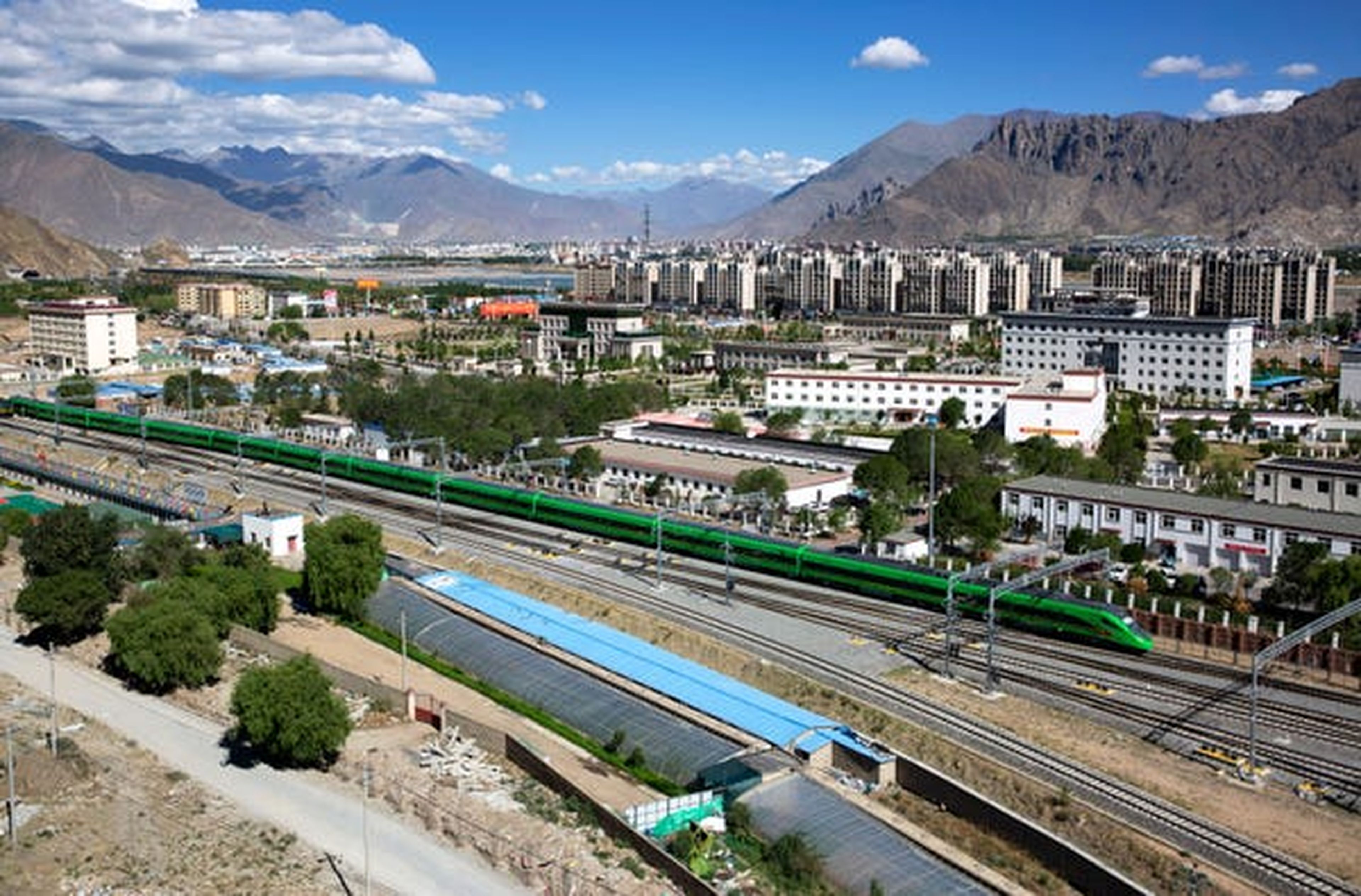 El primer tren bala Fuxing sale de la estación de tren de Lhasa.
