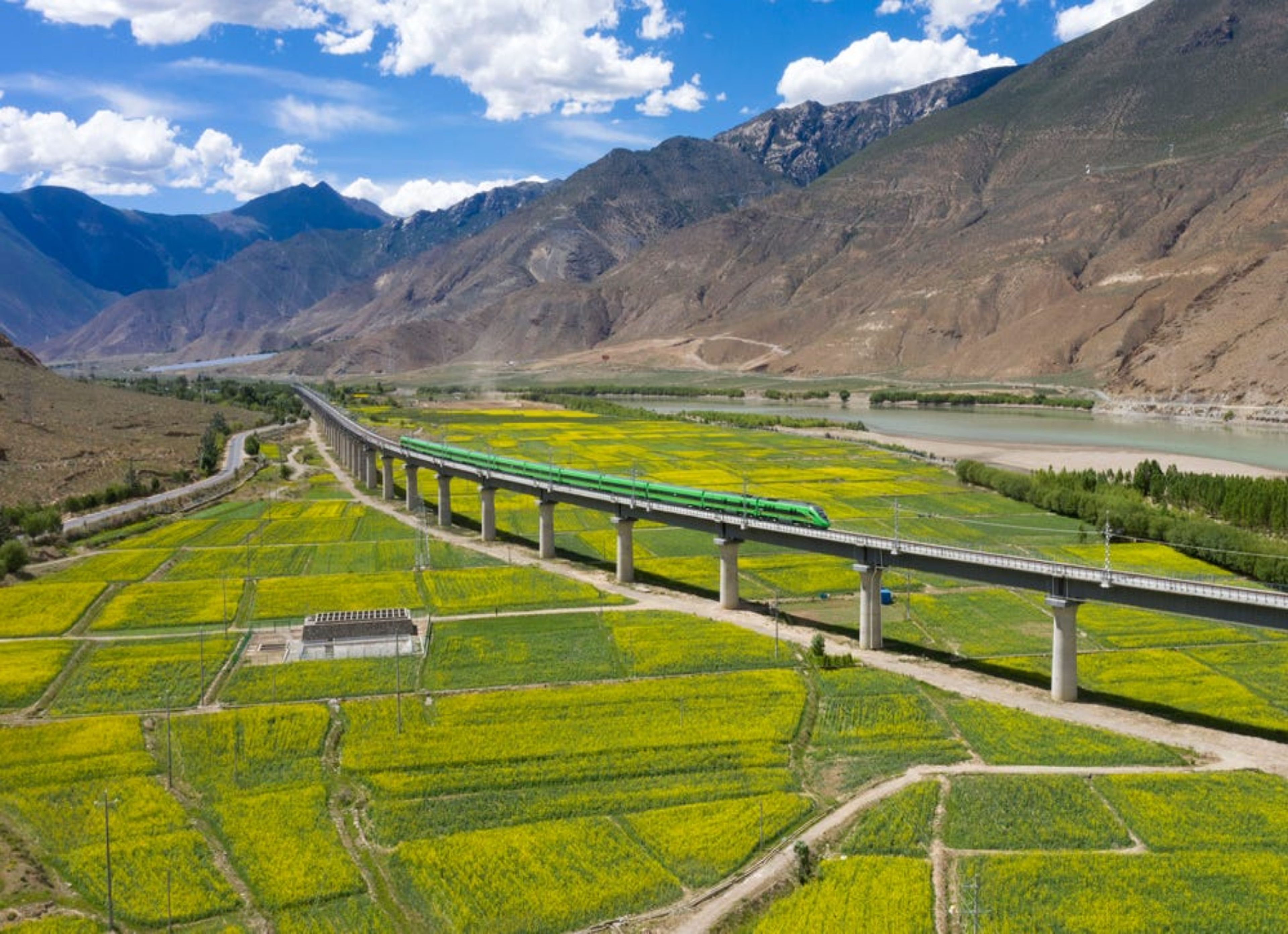 Un tren bala Fuxing recorre el tramo Lhasa-Nyingchi el 24 de junio de 2021 en Shannan, Región Autónoma del Tíbet de China.