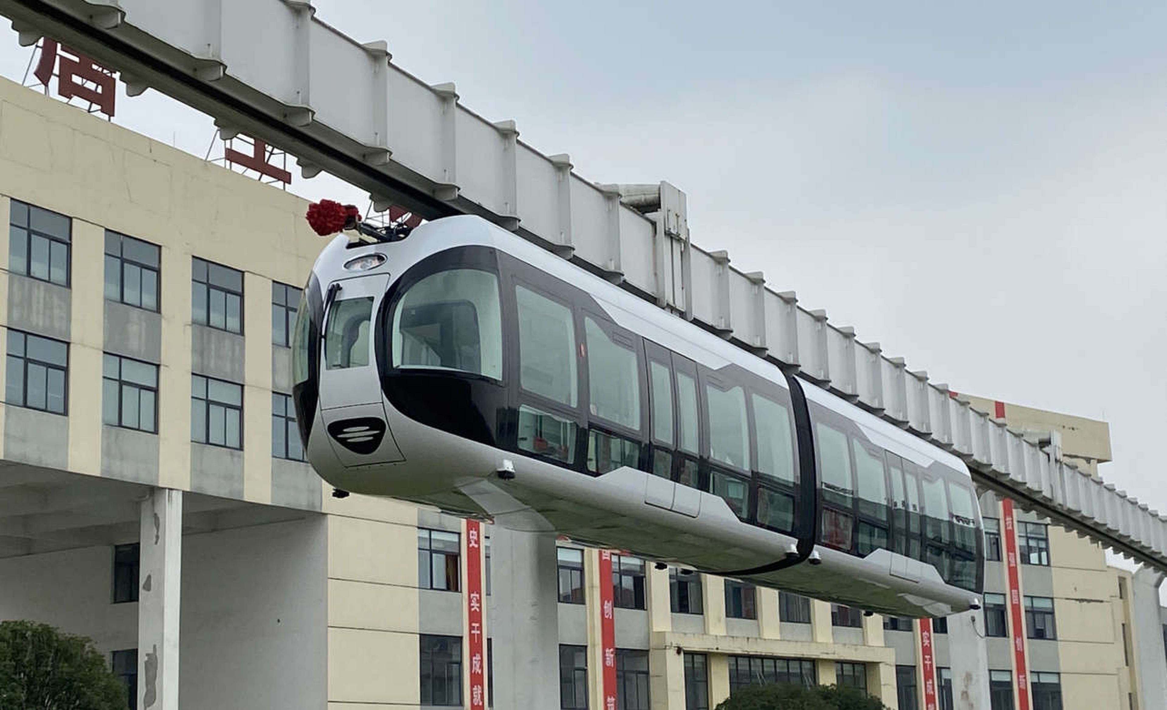 El primer tren transparente que va por el aire está en China.