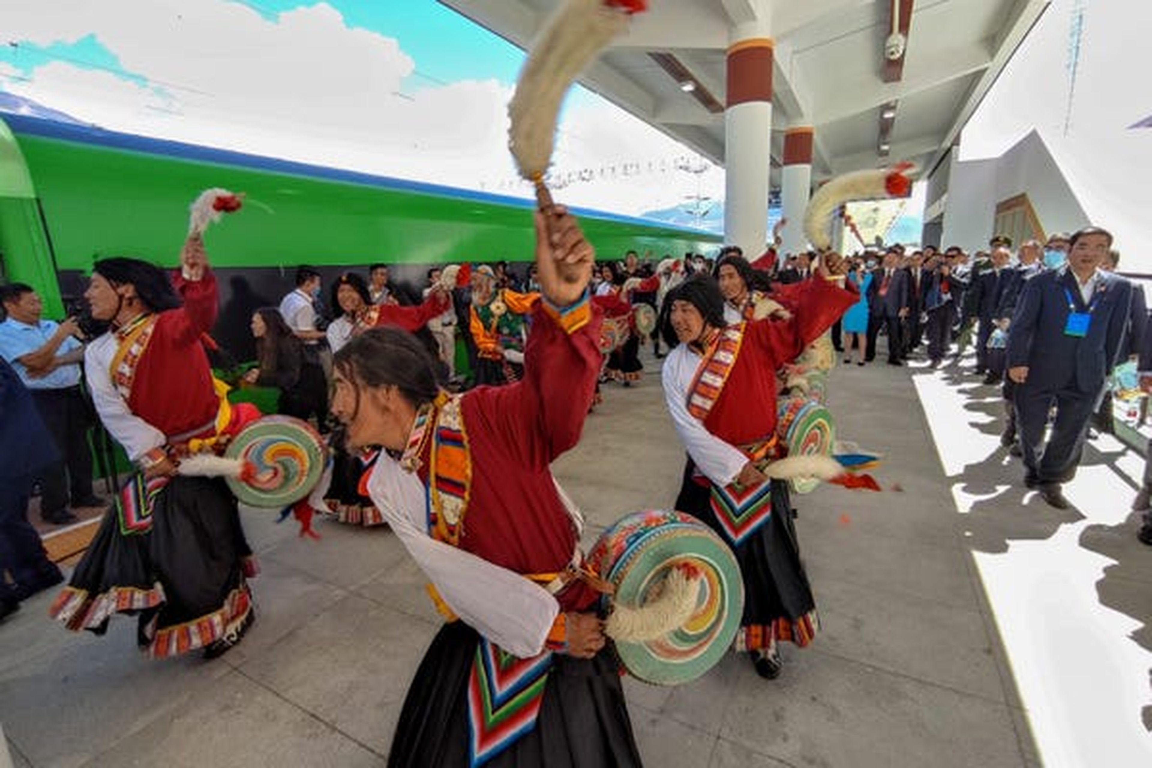 Los residentes locales bailan junto al primer tren bala Fuxing en la estación de tren de Lhasa en el ferrocarril de Lhasa-Nyingchi.