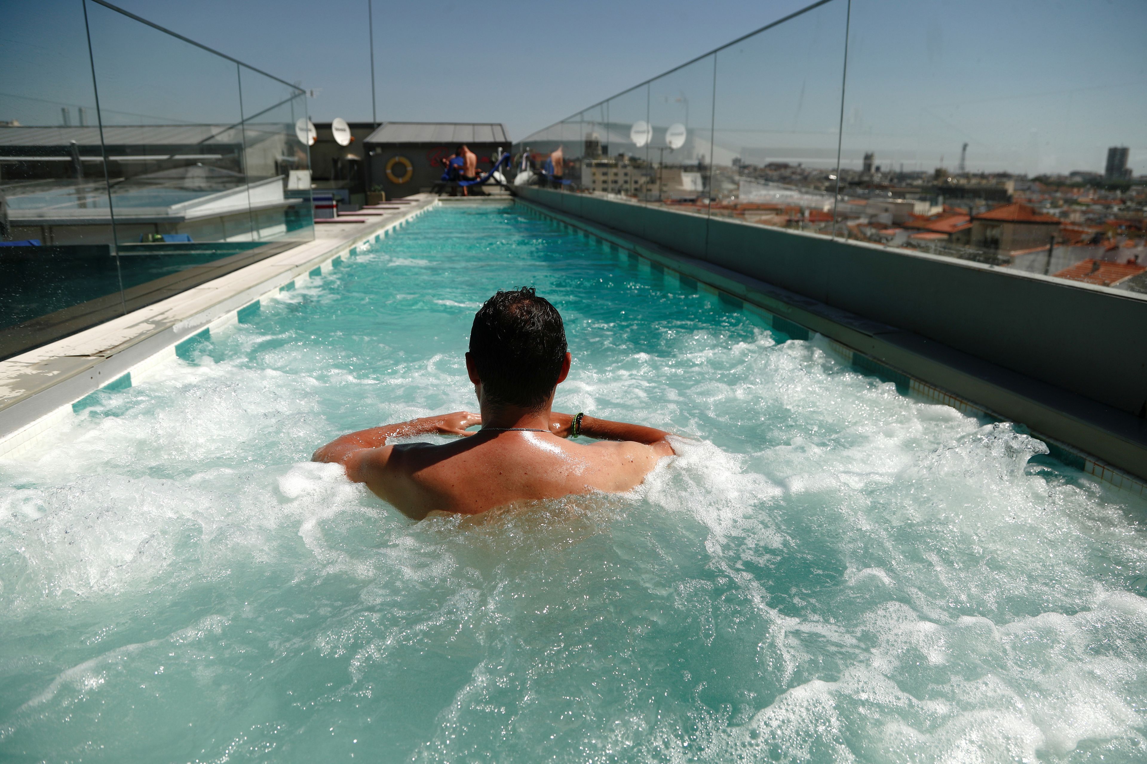 Un turista en la piscina de un hotel del centro de Madrid