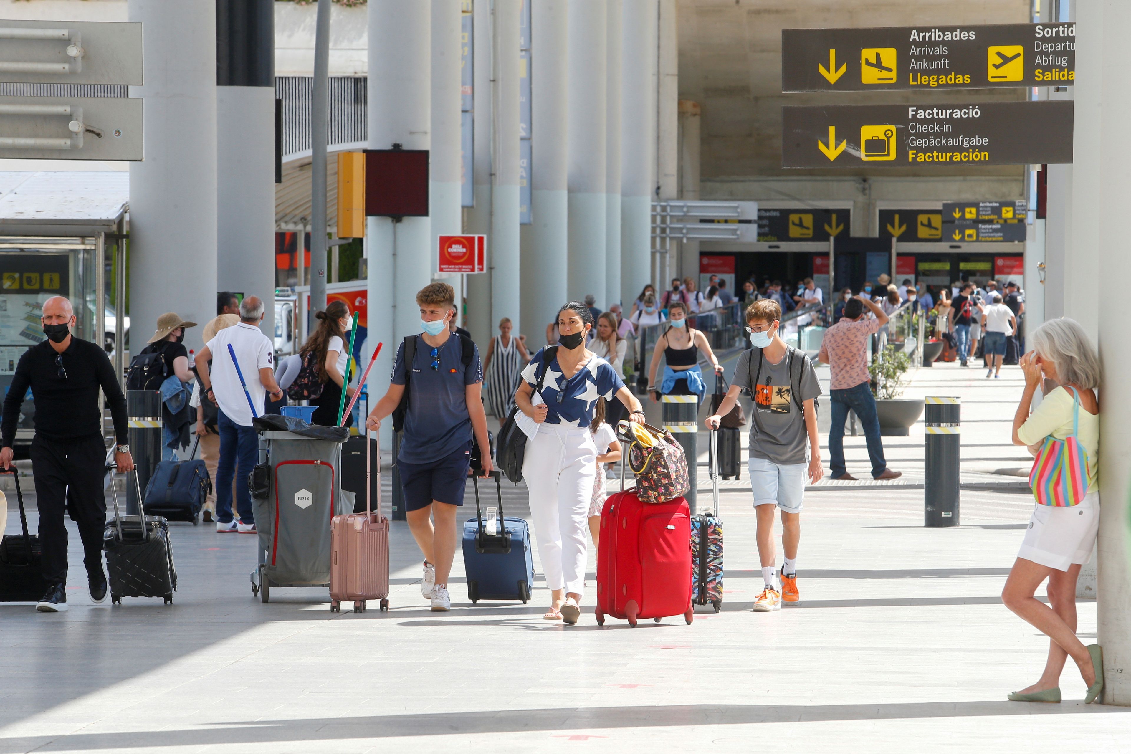 Turistas llegando al aeropuerto de Palma de Mallorca.