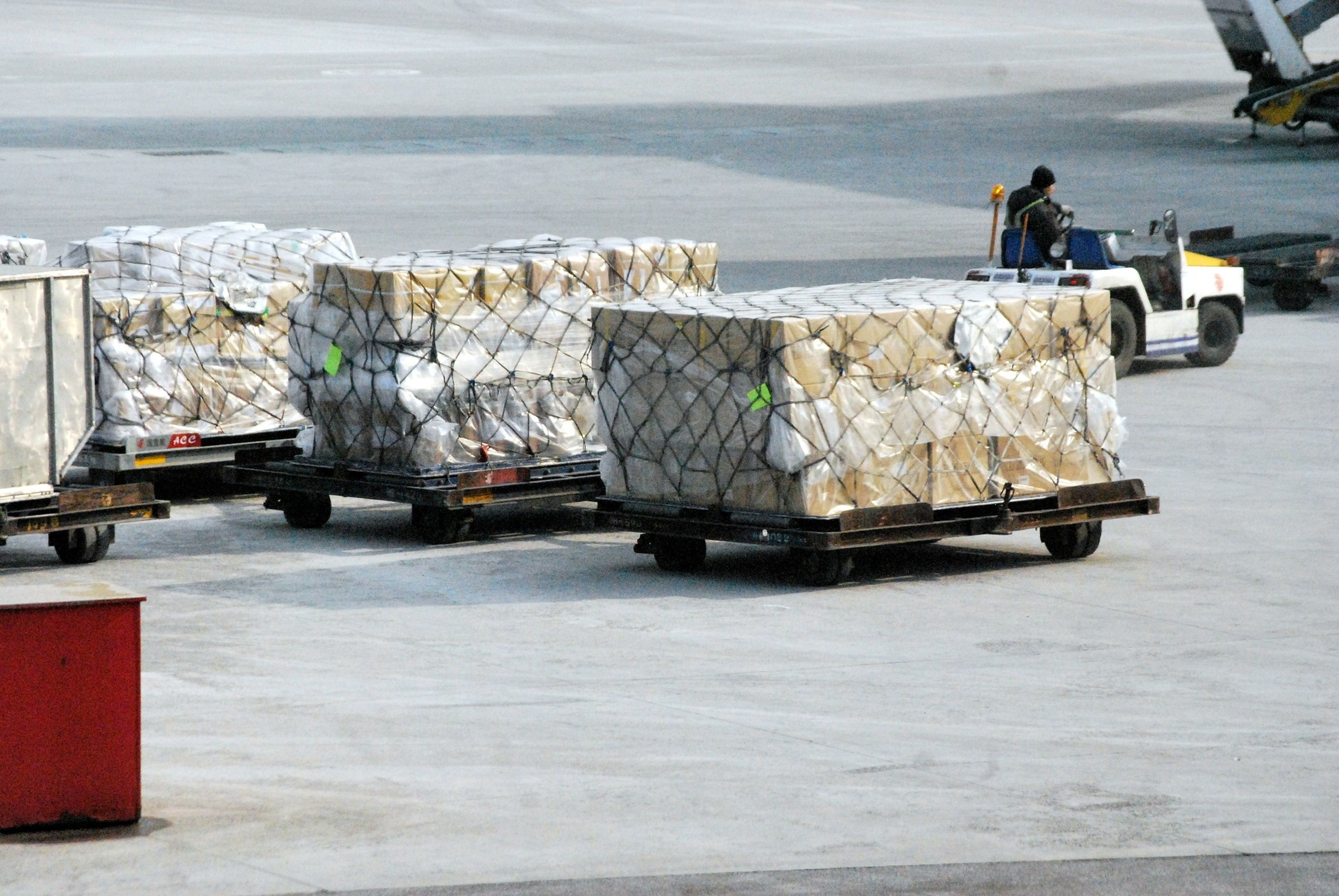 Varias cajas son transportadas en un aeropuerto.