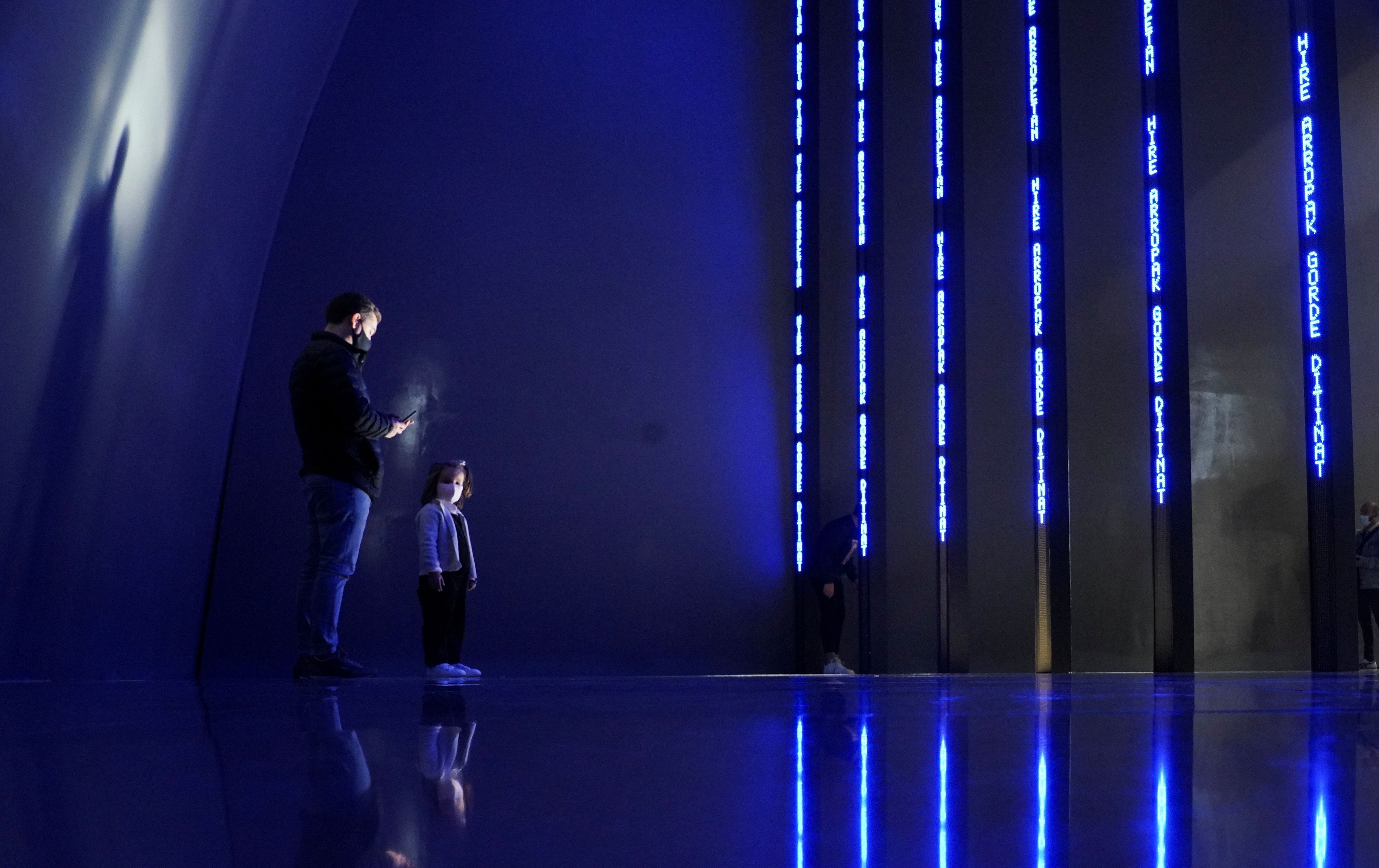 Un hombre y una niña en una instalación del museo Guggenheim de Bilbao.