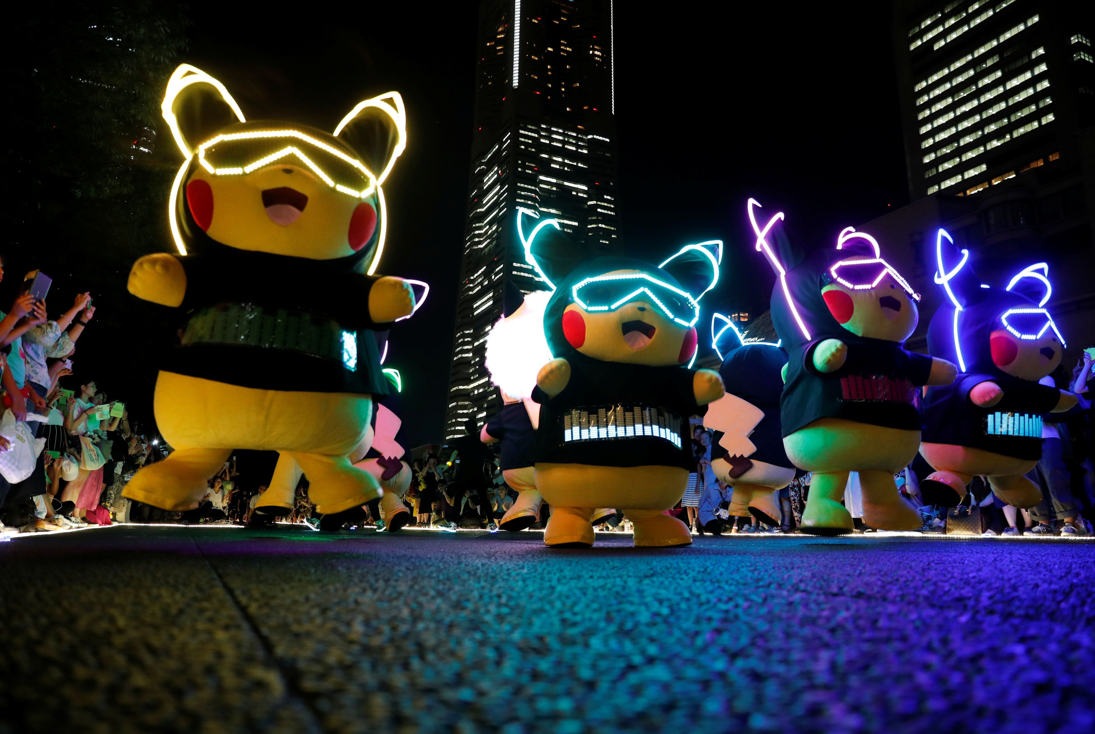 Varios Pikachus gigantes