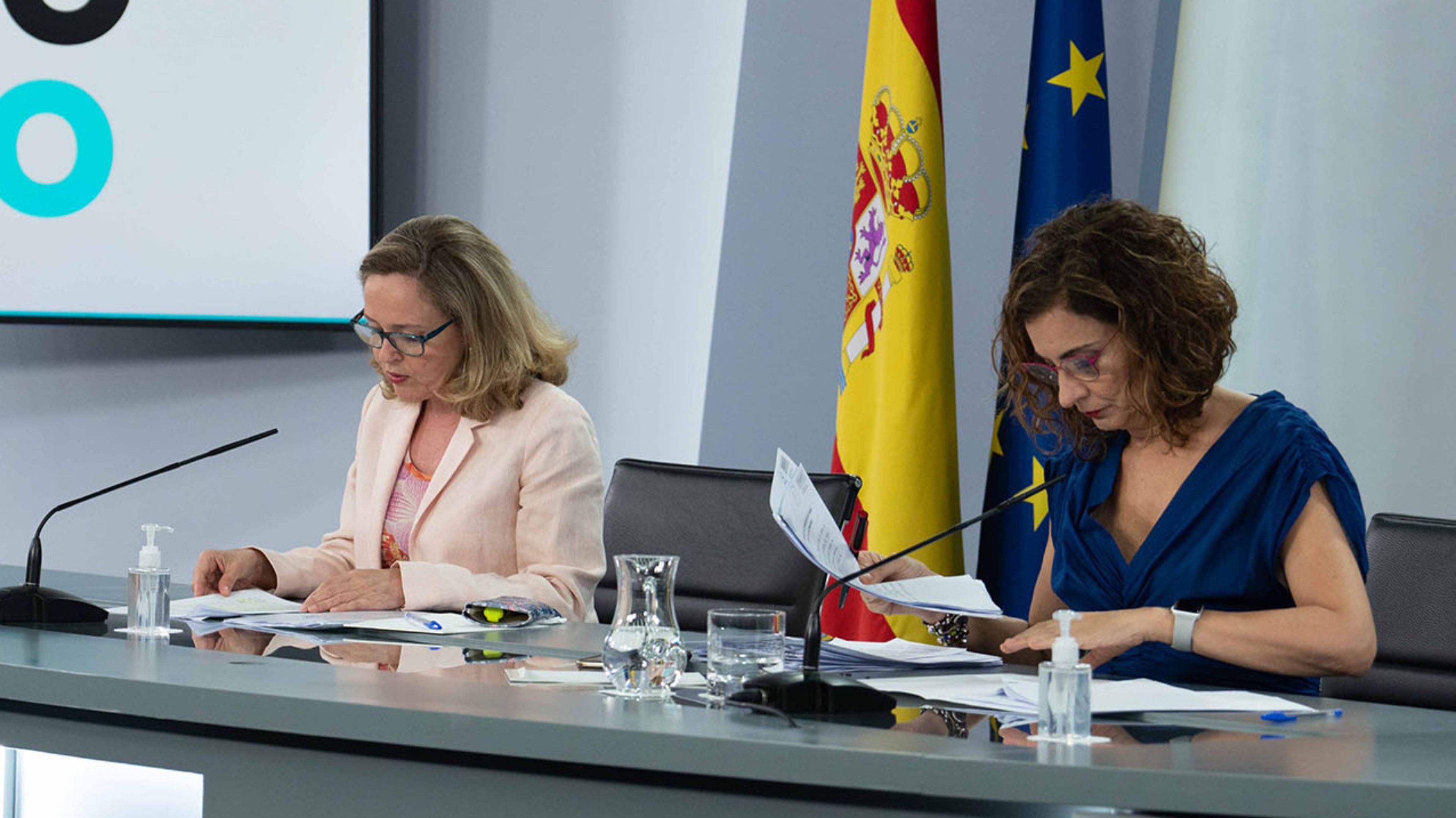 La vicepresidenta económica, Nadia Calviño, y la ministra de Hacienda, María Jesús Montero, en la rueda de prensa tras un Consejo de Ministros