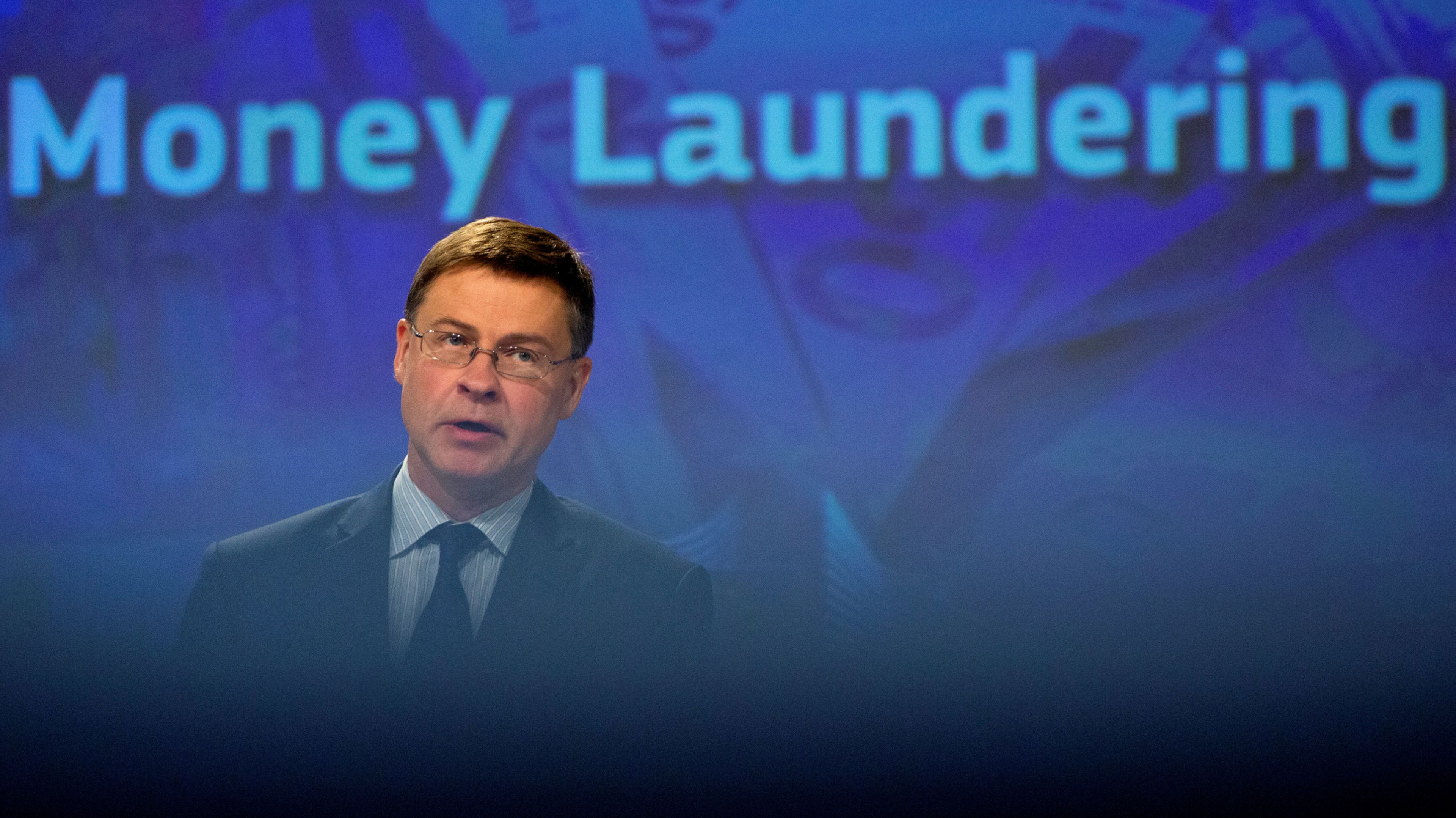 El vicepresidente de la Comisión Europea, Valdis Dombrovskis, en una rueda de prensa sobre medidas comunitarias contra el blanqueo de dinero.