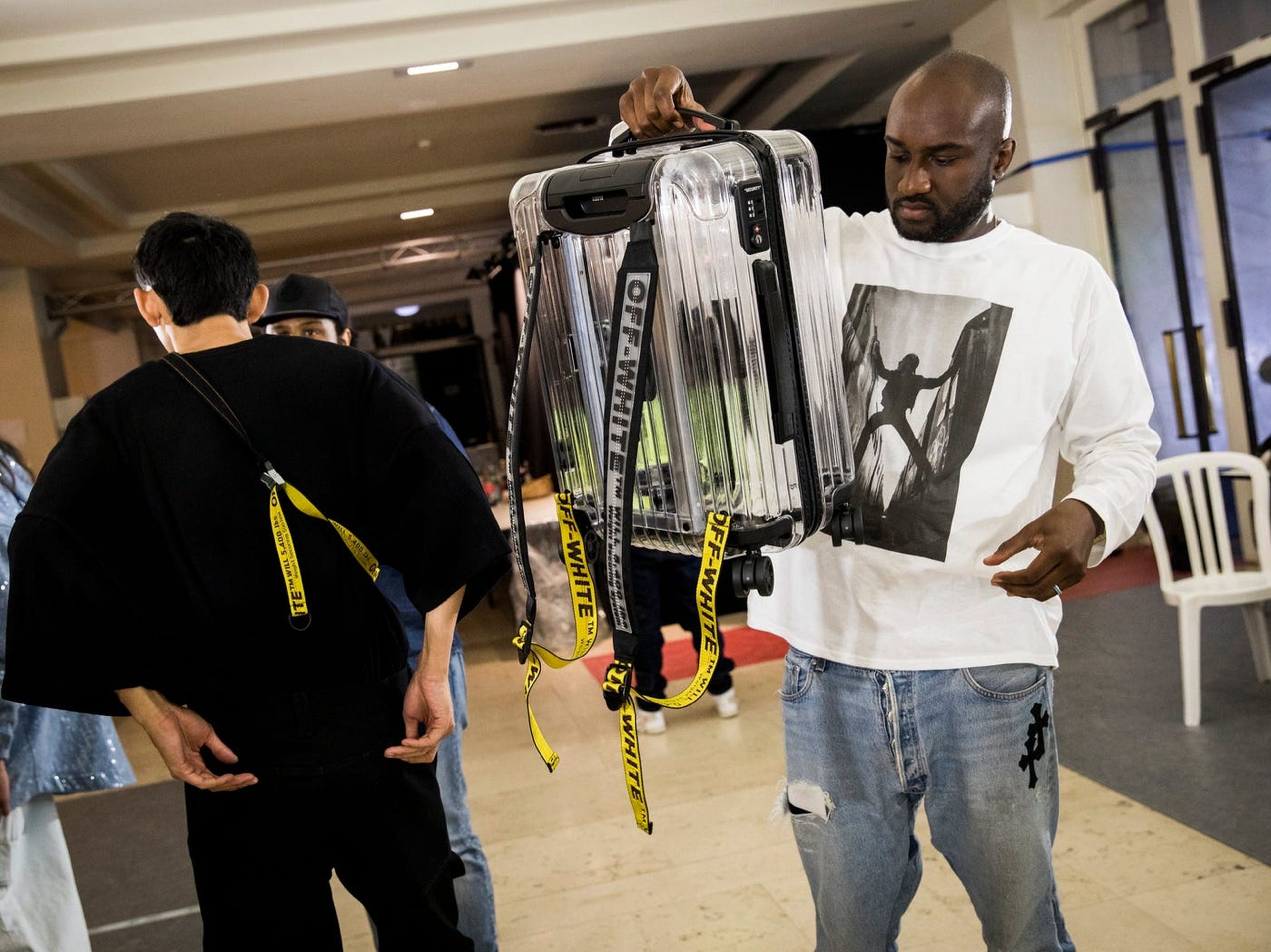 Virgil Abloh con una maleta Off-White x Rimowa en la Semana de la Moda de París en 2018.