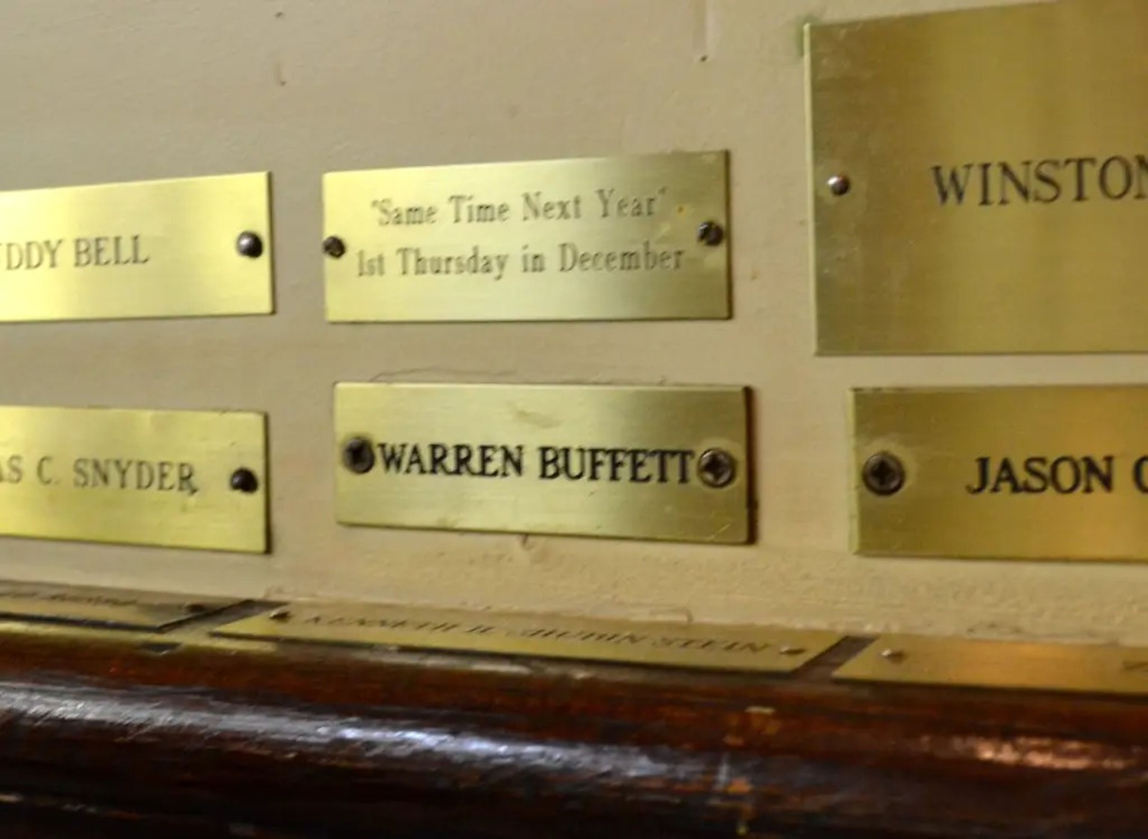 La placa del restaurante con el nombre de Buffett.