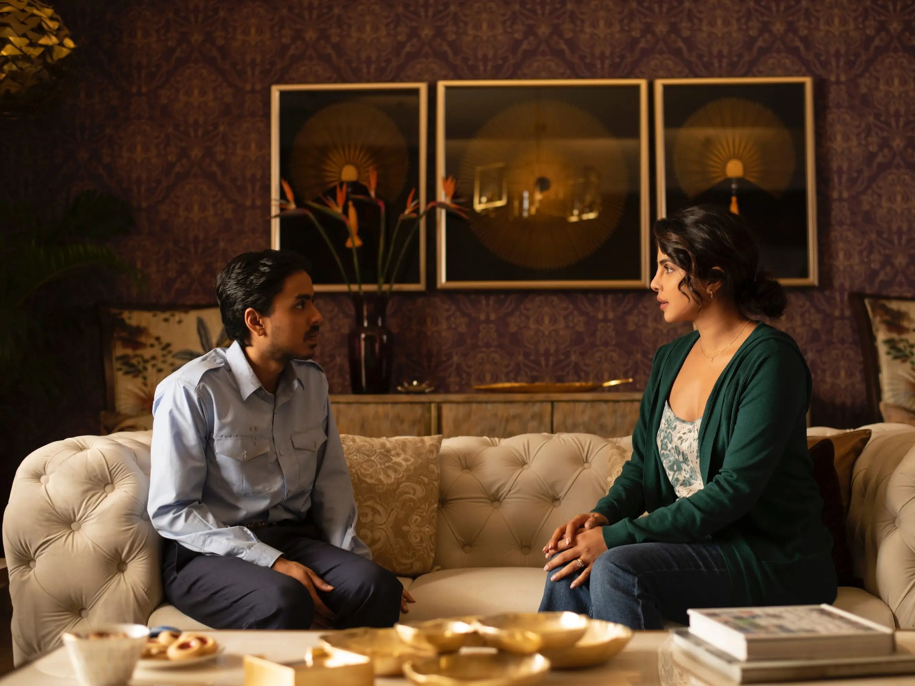 Adarsh Gourav y Priyanka Chopra Jonas en 'Tigre Blanco'.