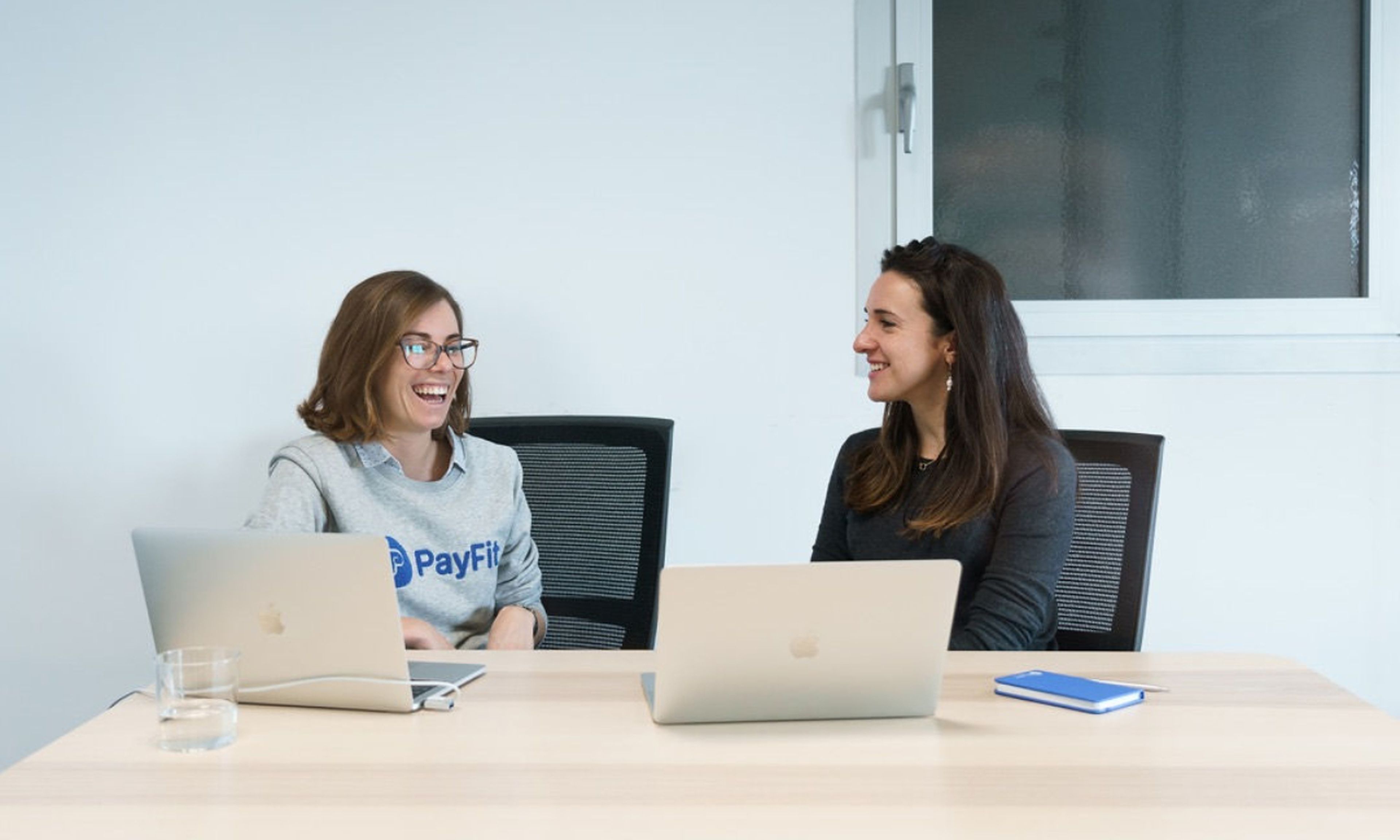 2 trabajadoras de PayFit en las oficinas de la compañía