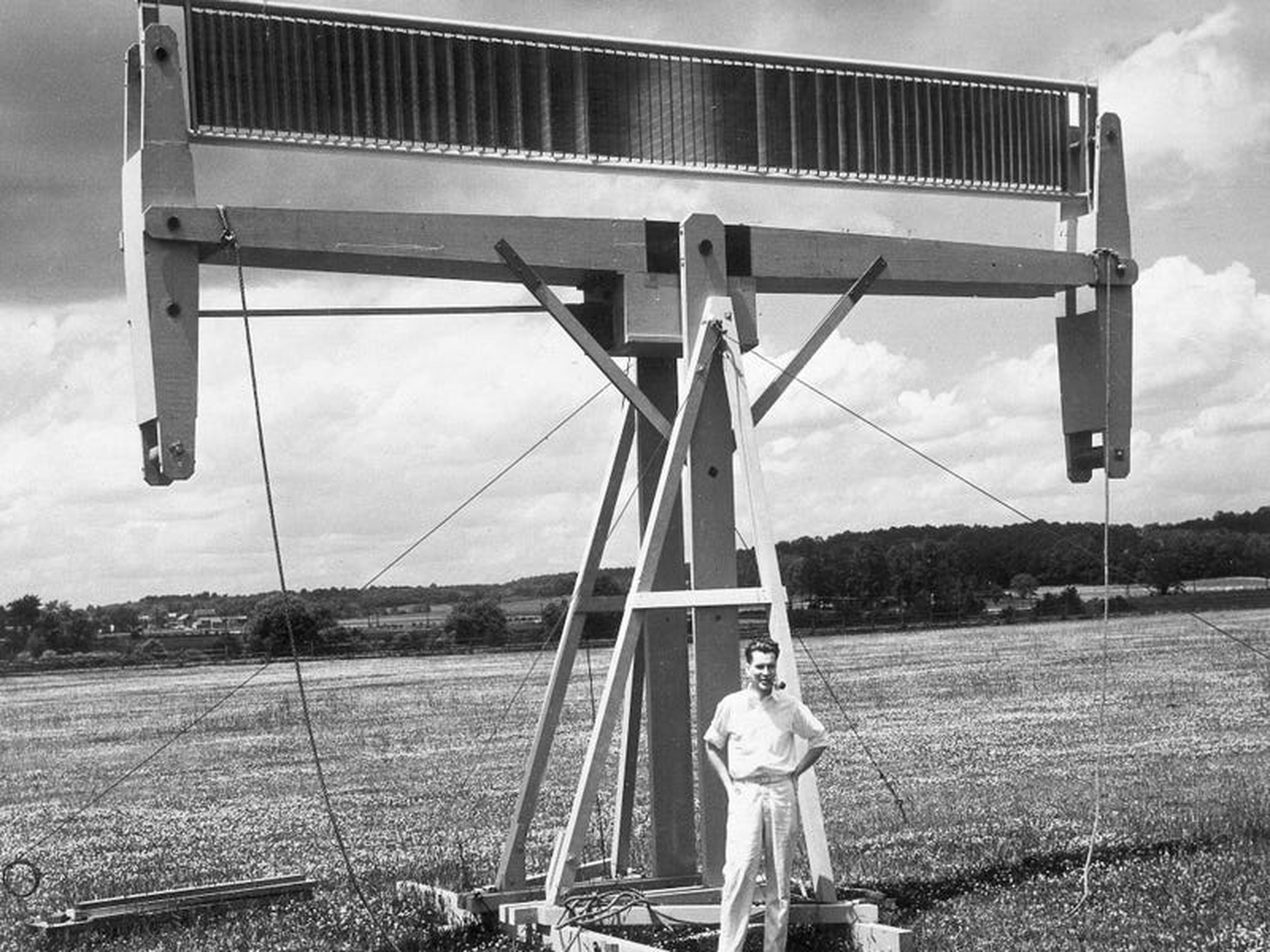 Esta antena es una de las innovaciones más recientes de Bell Telephone Laboratories, mostrada en abril de 1946.