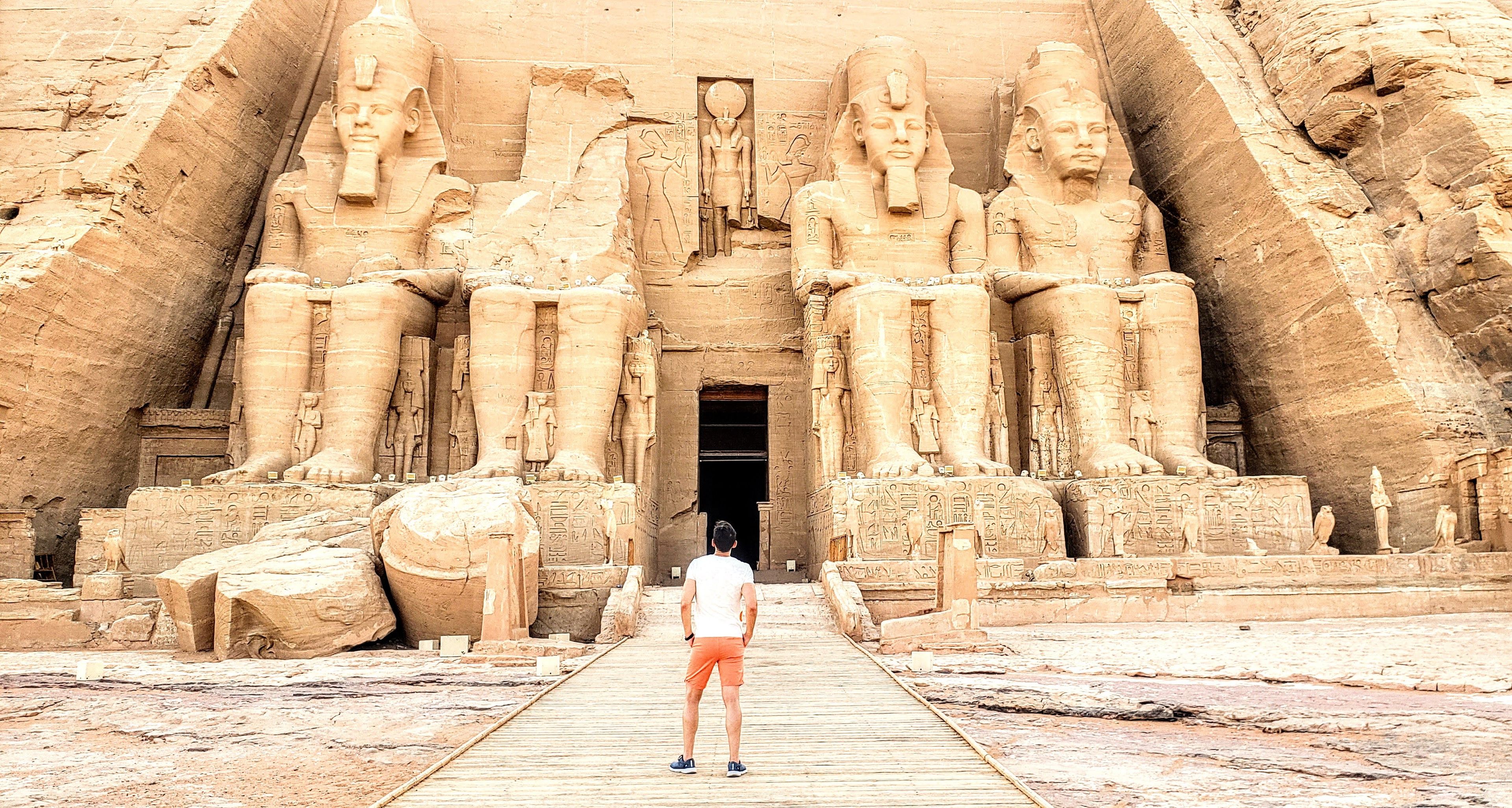 El espectacular templo de Abu Simbel, construido por Ramses II, sin un solo turista salvo el autor de este artículo.