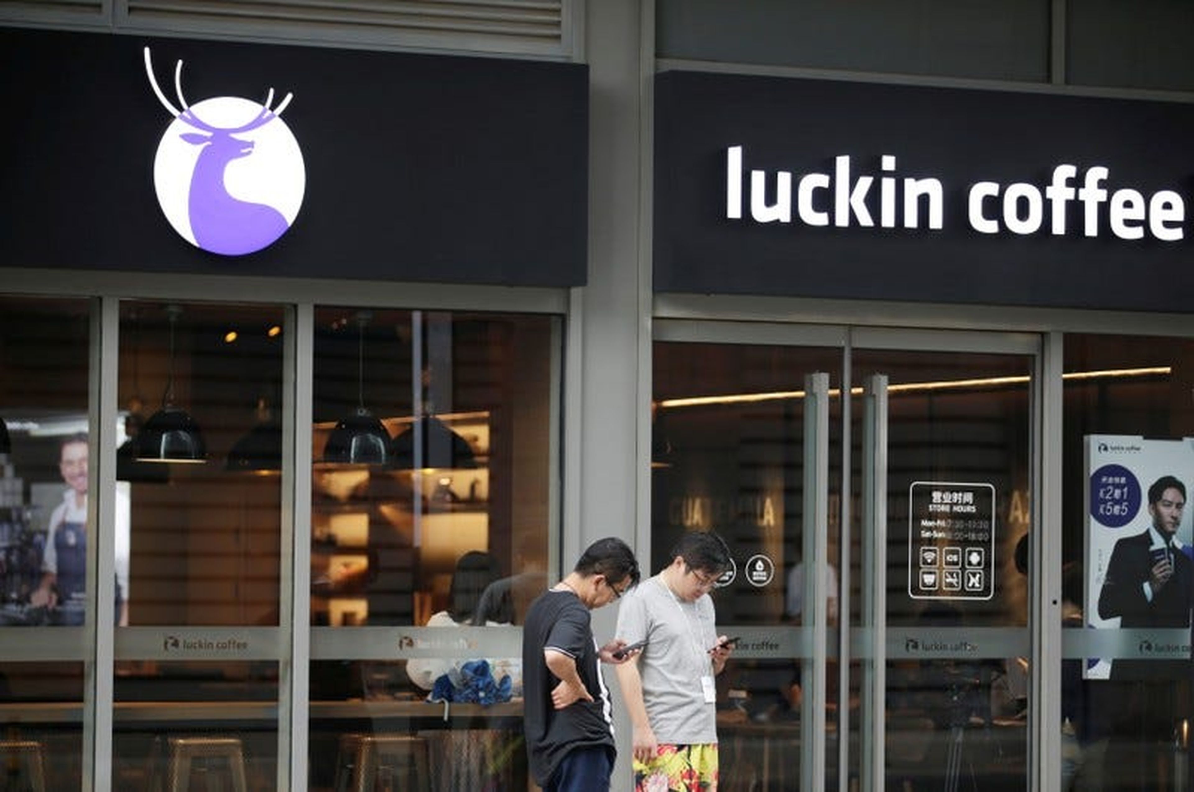 Las acciones de Luckin Coffee se desplomaron un 75% durante la noche después de que la compañía admitiera haber fabricado ventas.