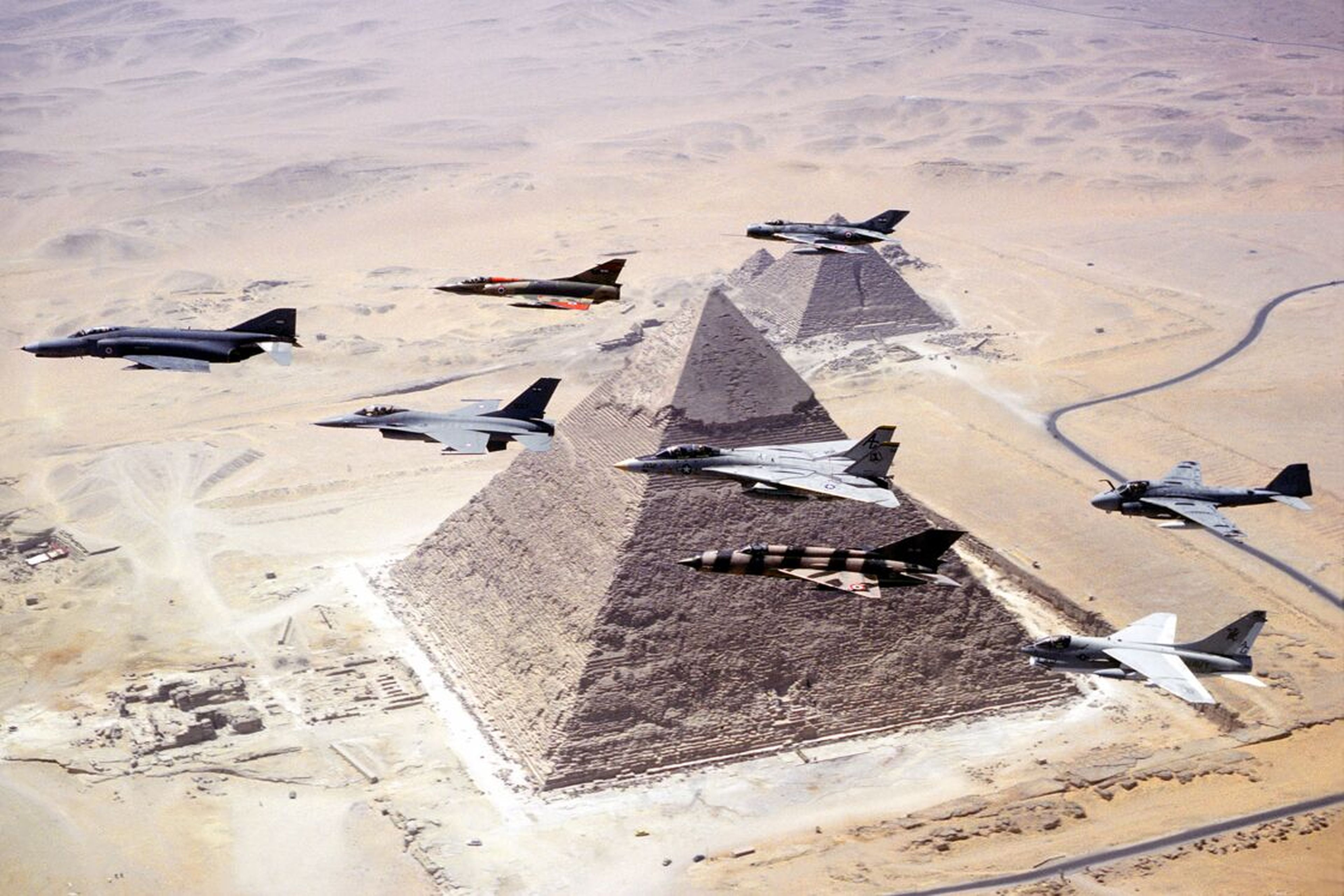 Aviones egipcios y estadounidenses durante un ejercicio conjunto sobre las pirámides de Giza, 1983.