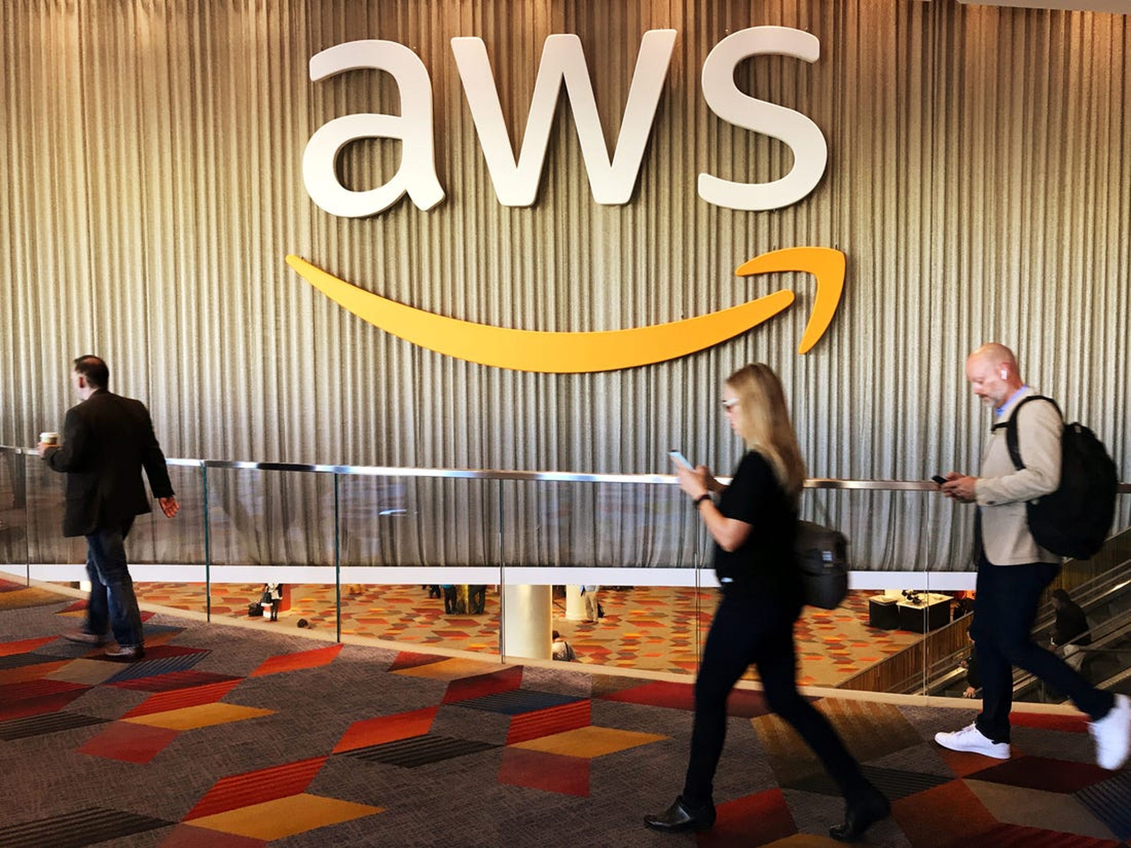 El servicio AWS de Amazon es la infraestructura tecnológica que aloja páginas webs y plataformas como Netflix, Goldman Sachs, Coca-Cola, Johnson & Johnson, Siemens, Shell y Comcast entre otros.