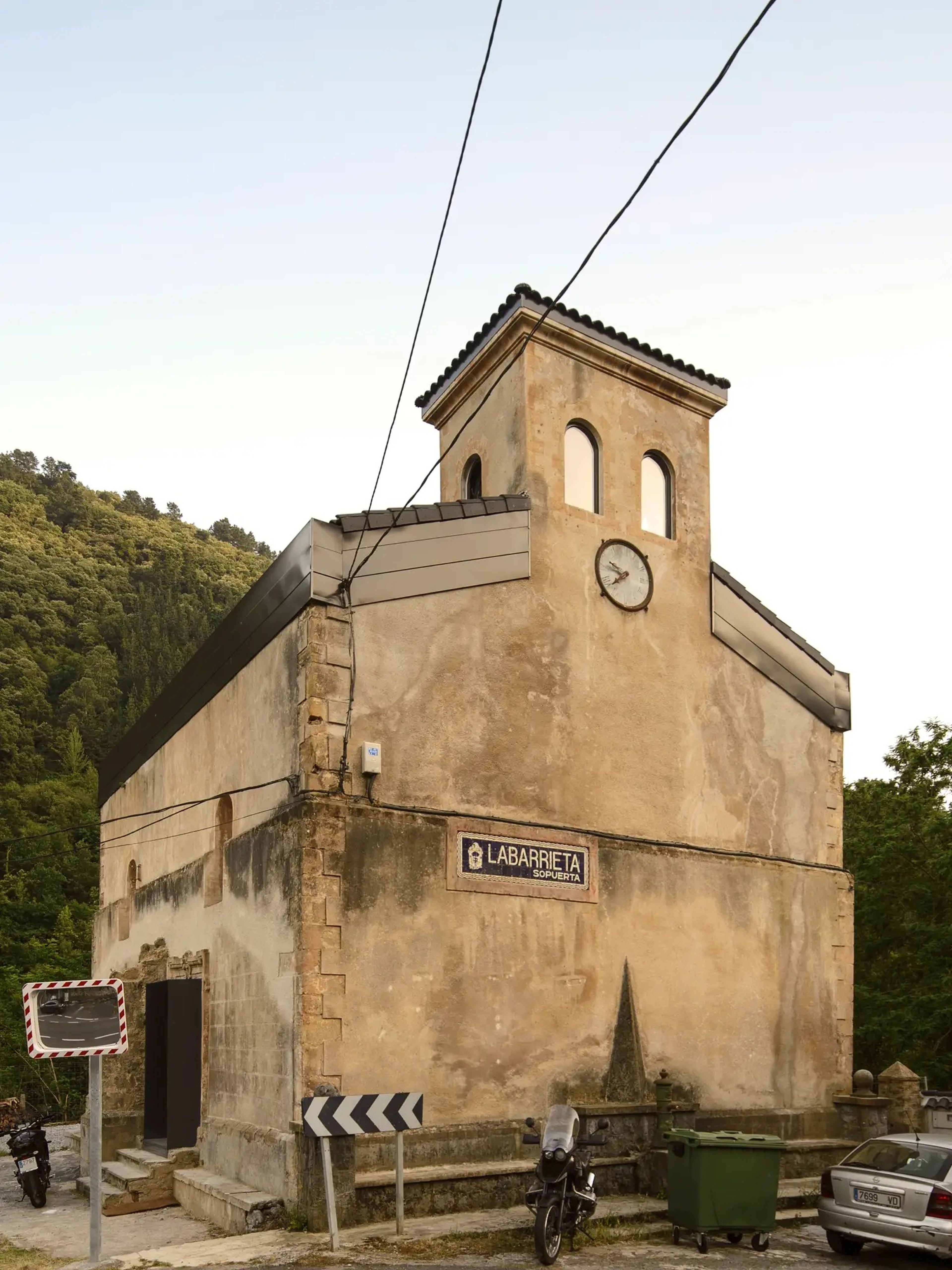 Antes de ser conocido como "La Iglesia de Tas", el edificio era una iglesia construida alrededor de 1530 en el País Vasco, al norte de España.