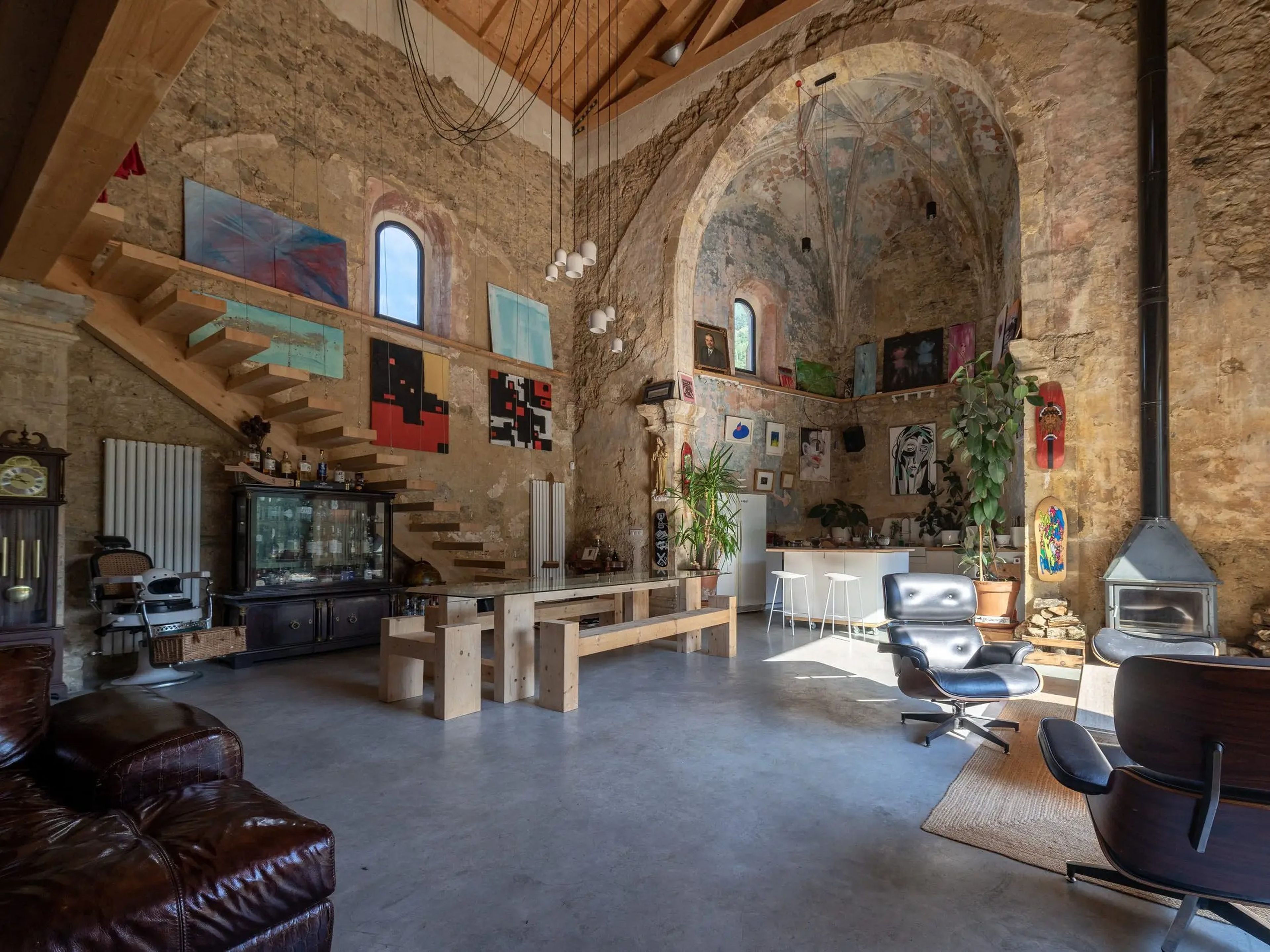Esta iglesia abandonada del siglo XVI se ha transformado en un dúplex |  Business Insider España