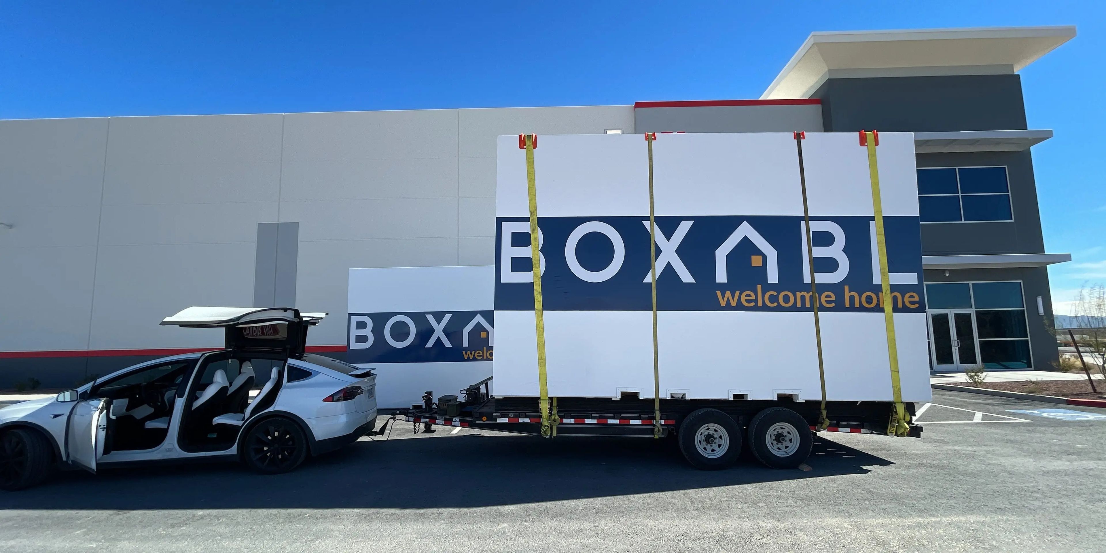 Unidad transportada por un Tesla.Boxabl