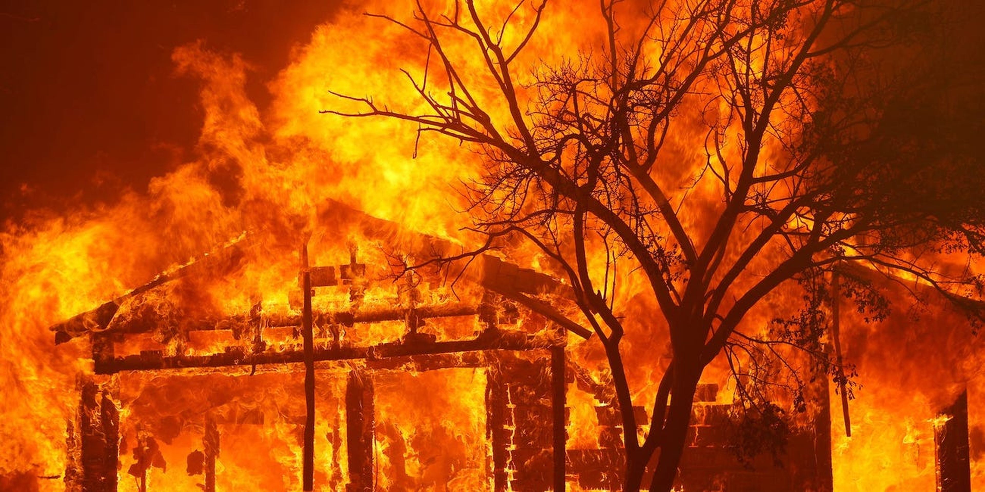 Una casa en llamas en Cherry Glen Road durante un incendio en las afueras de Vacaville, California (Estados Unidos) el 19 de agosto de 2020.