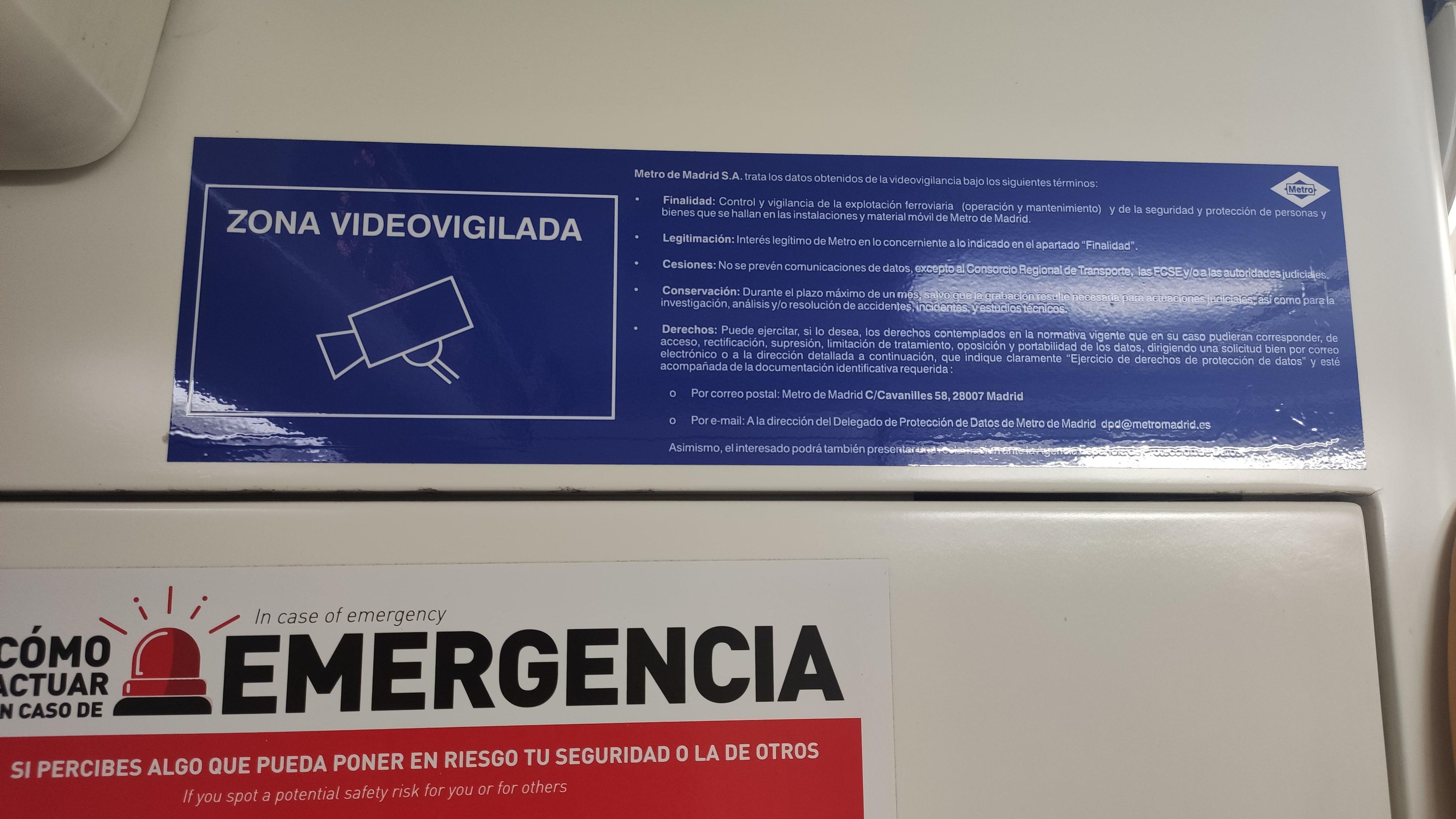 Cartel con el aviso de cámaras del Metro de Madrid.