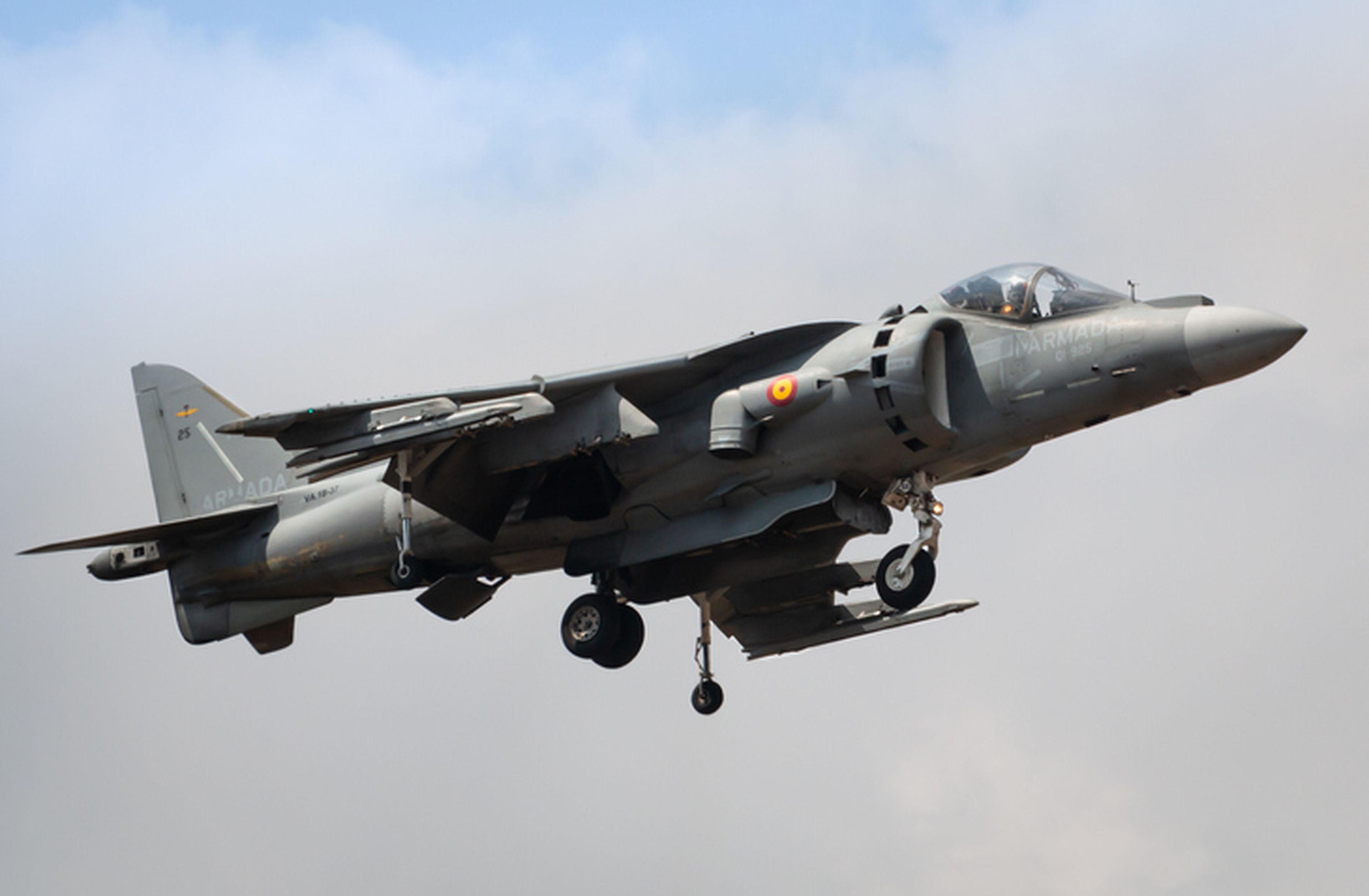 Un caza Harrier realizando un despegue vertical.