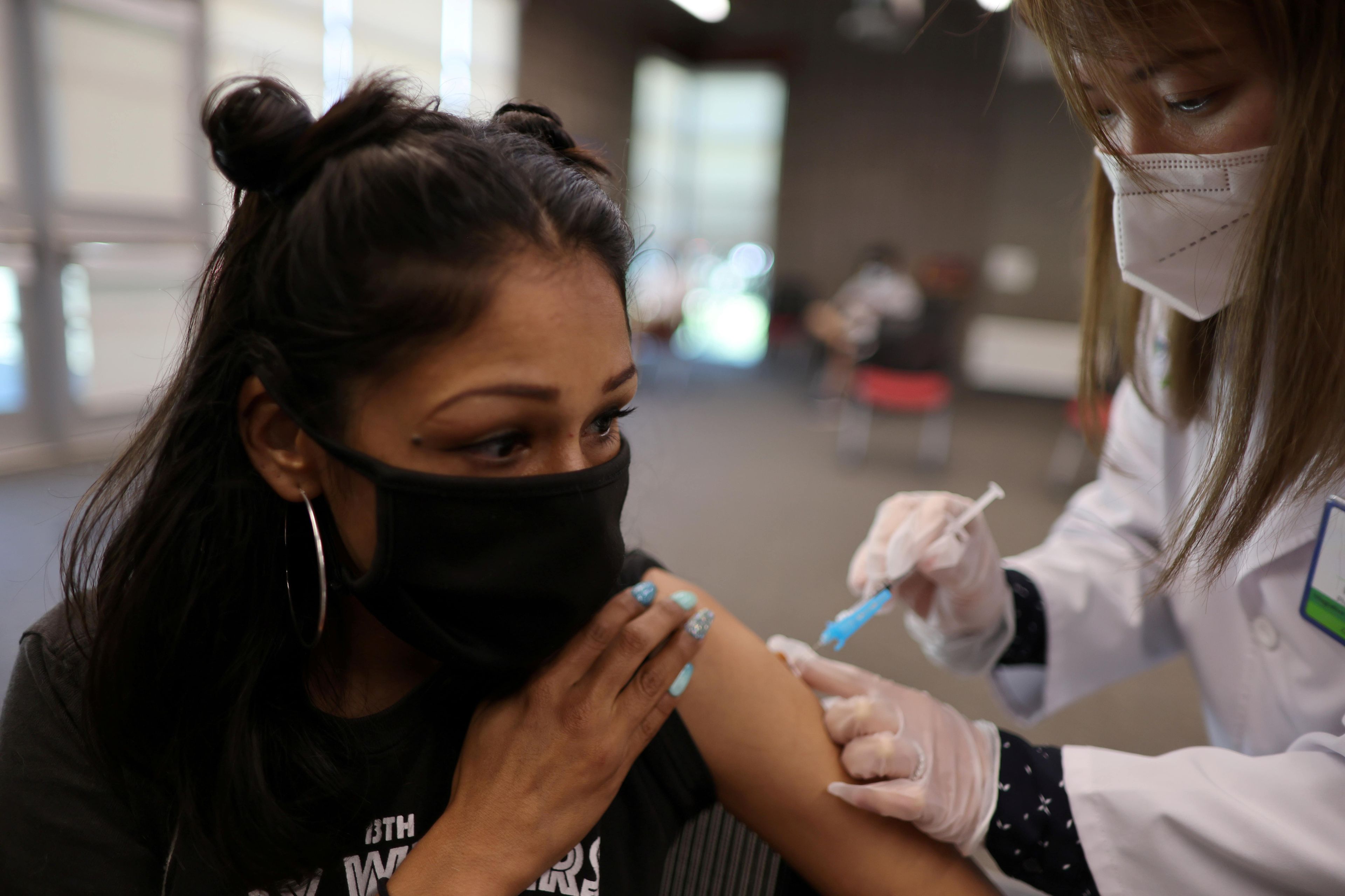 Una chica recibe una dosis de la vacuna.