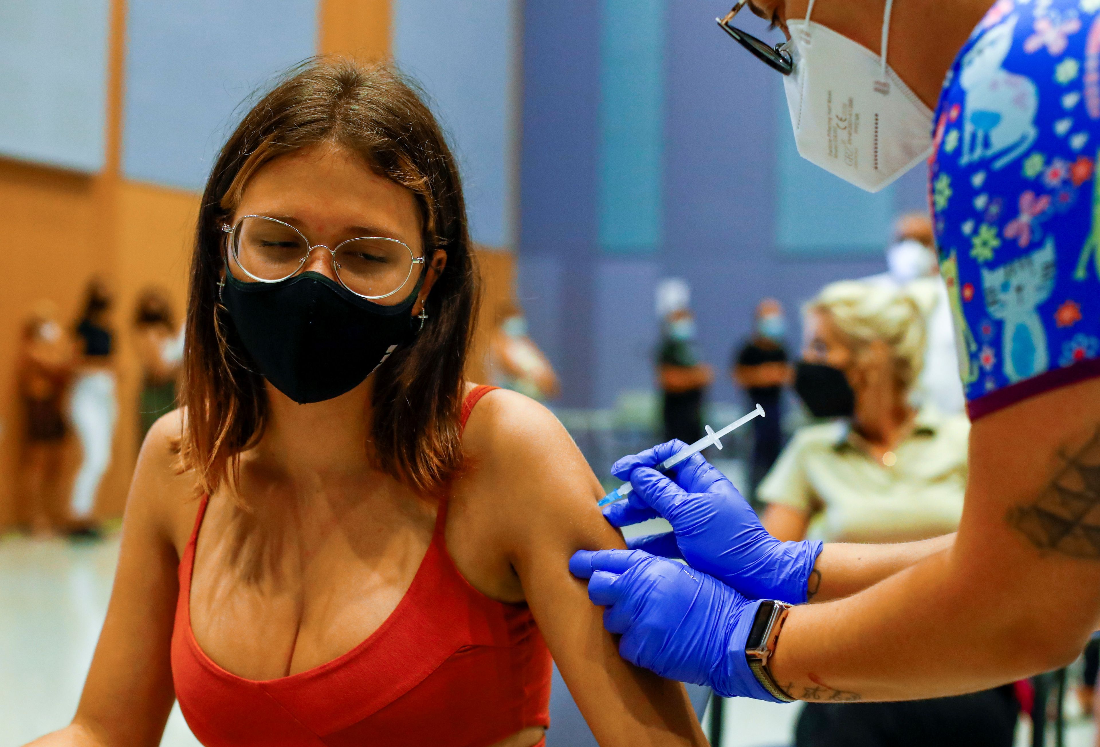Una mujer recibe una dosis de la vacuna contra el COVID-19.